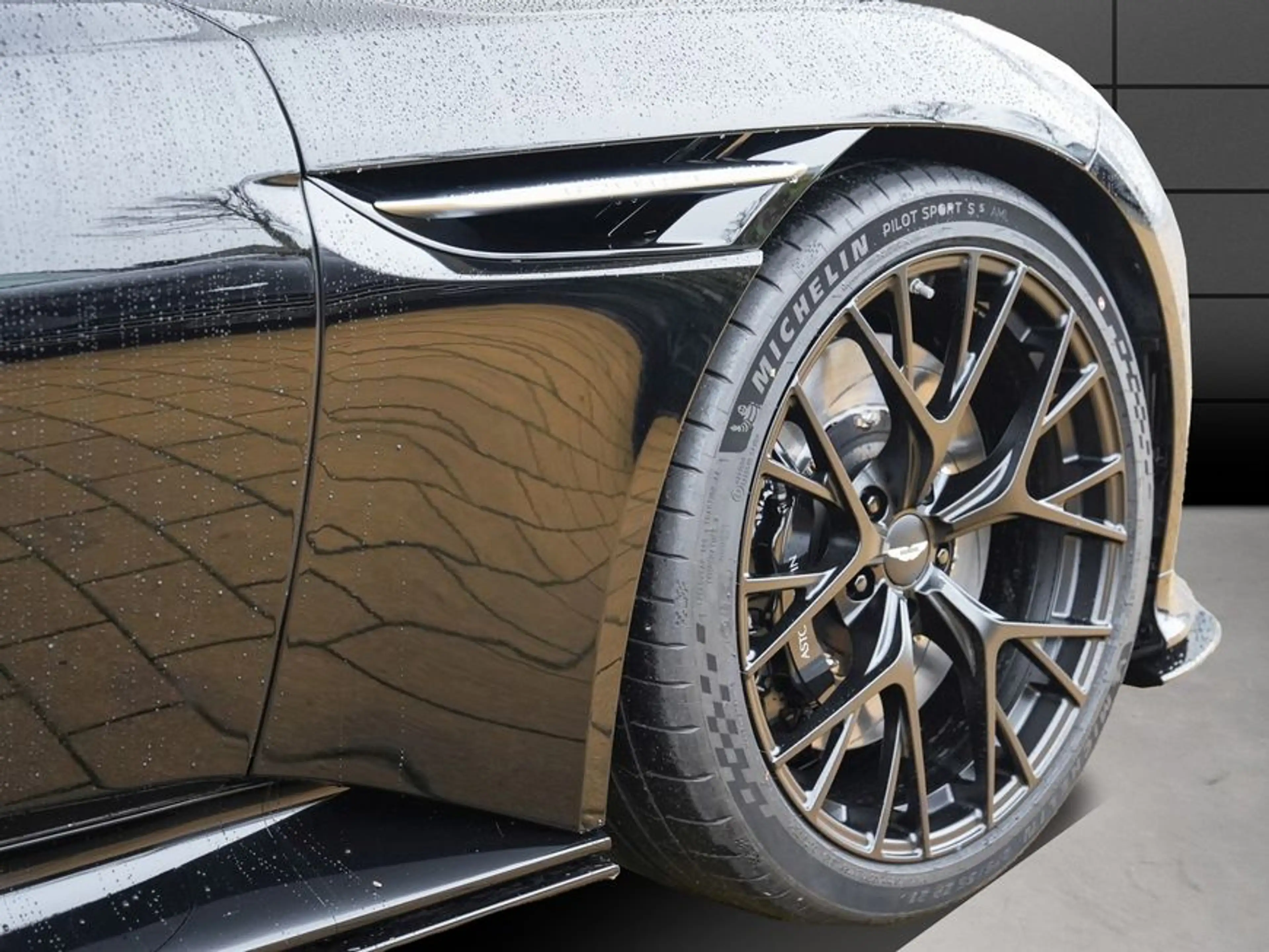 Aston Martin DB12 Volante — photo 9