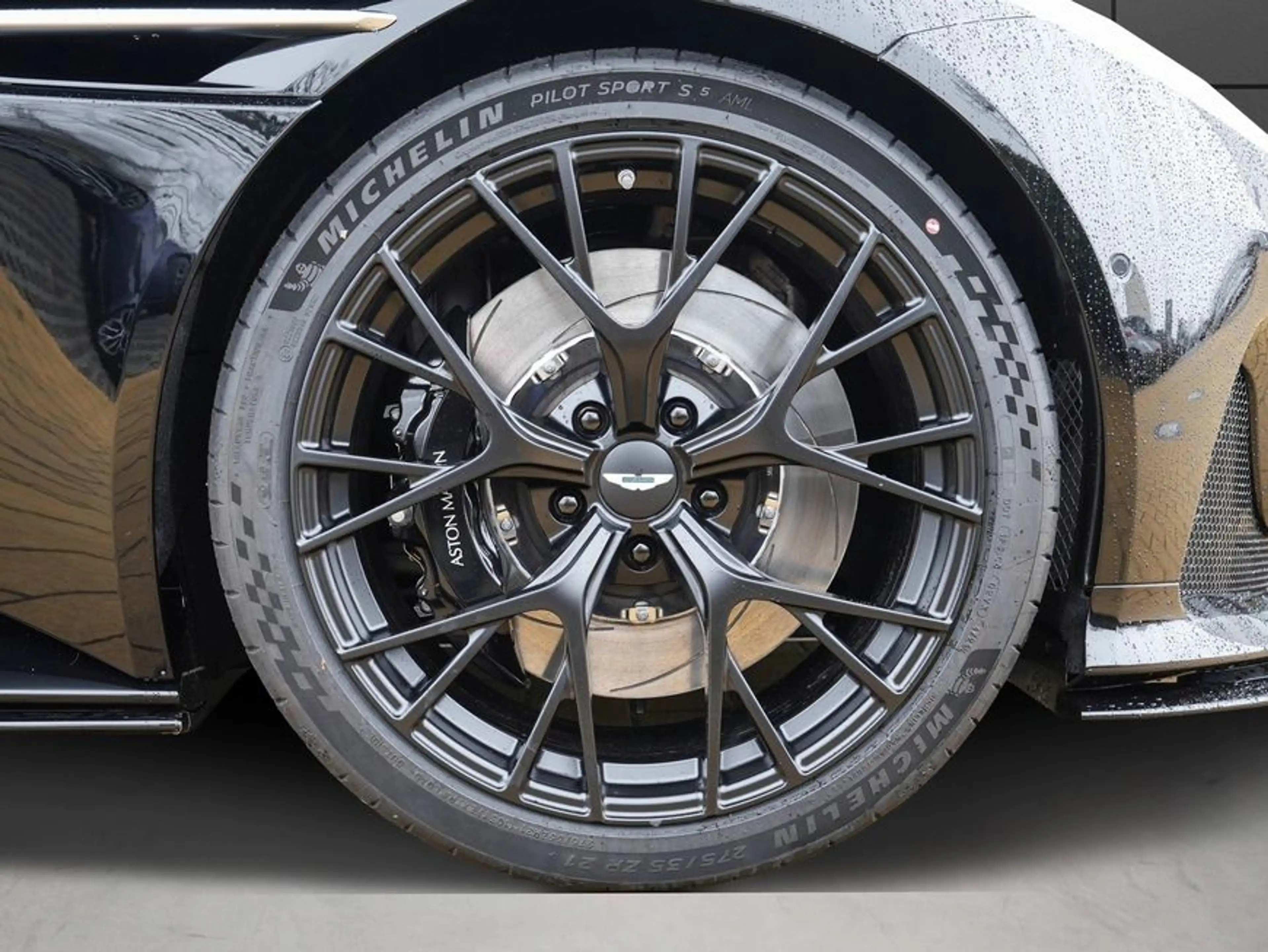 Aston Martin DB12 Volante — photo 4