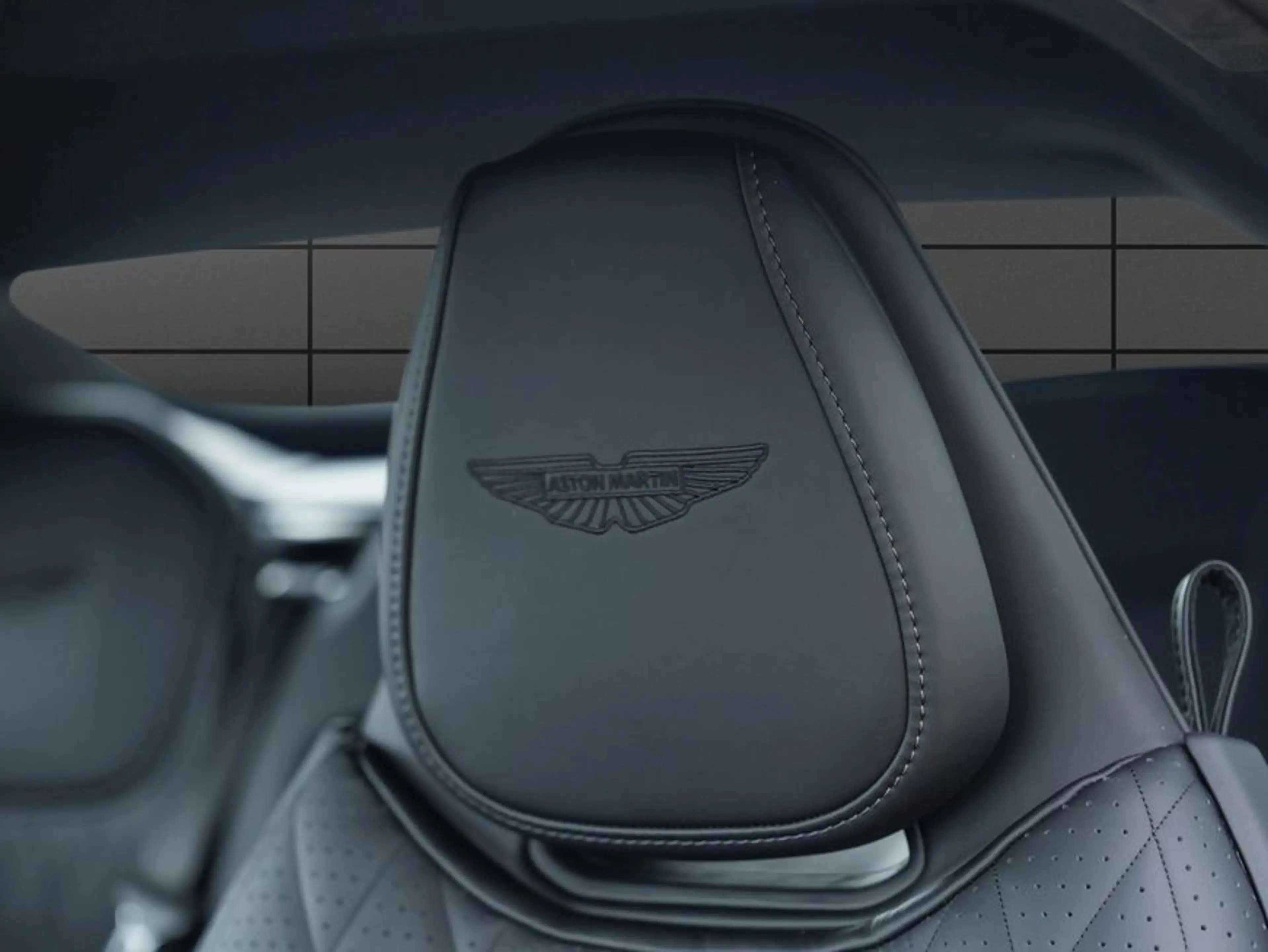 Aston Martin DB12 Volante — photo 5