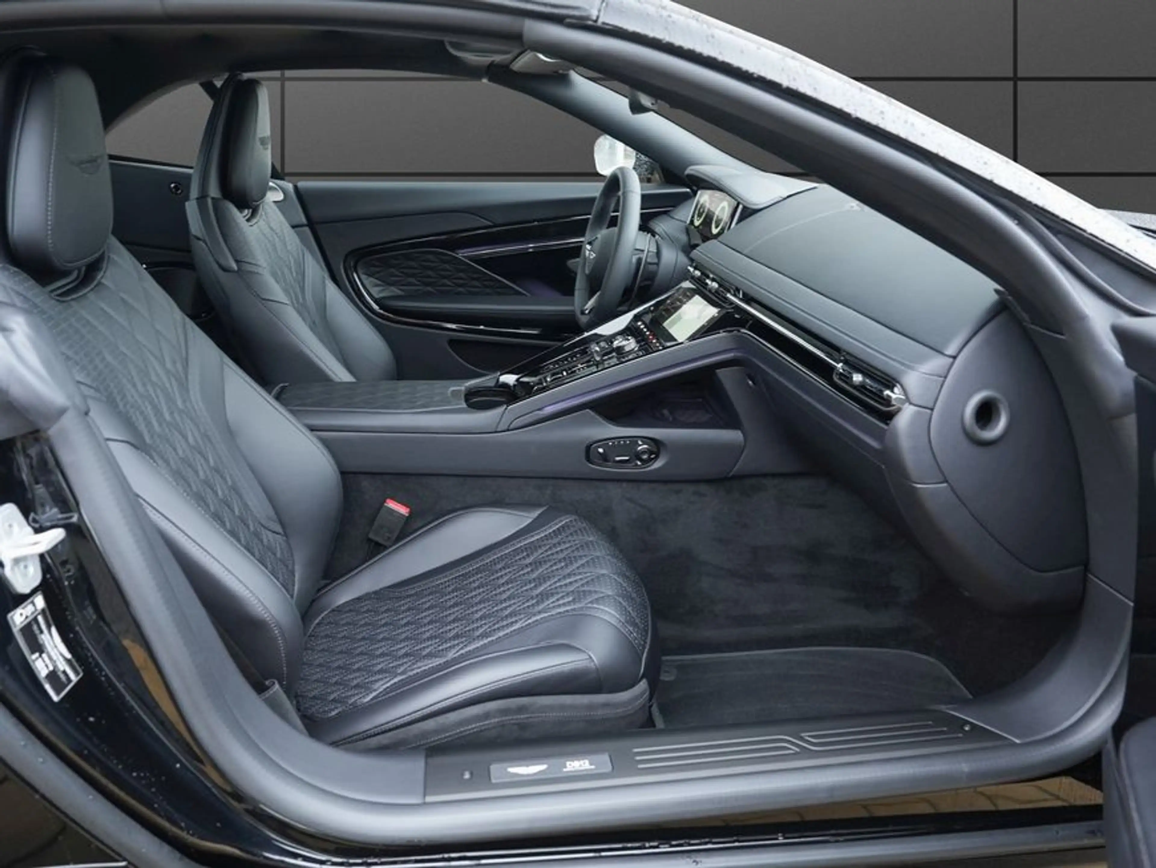 Aston Martin DB12 Volante — photo 13