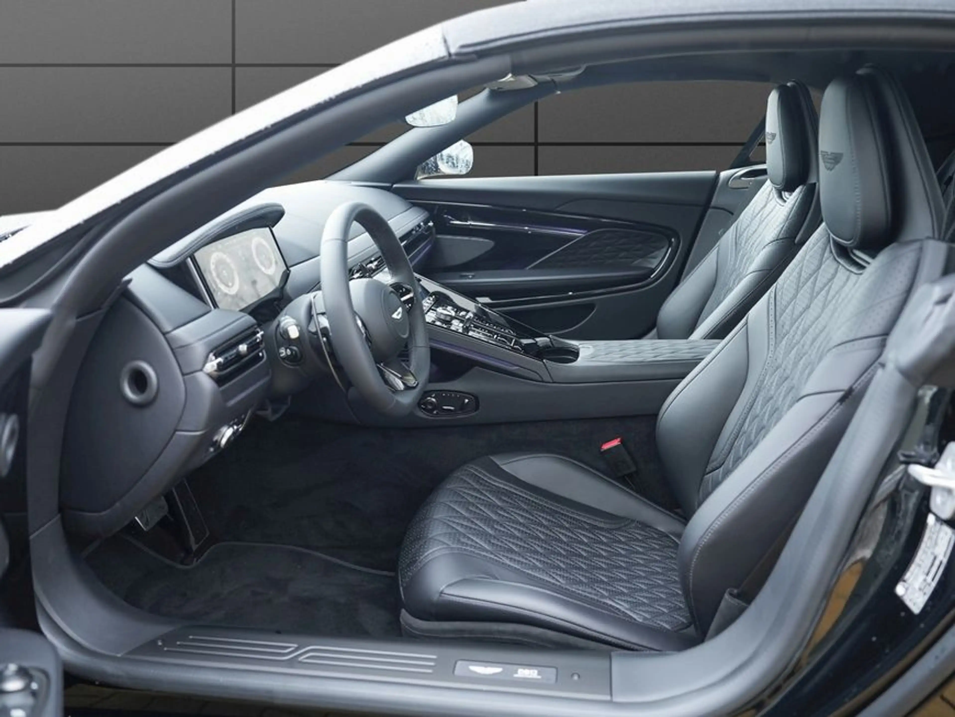 Aston Martin DB12 Volante — photo 12