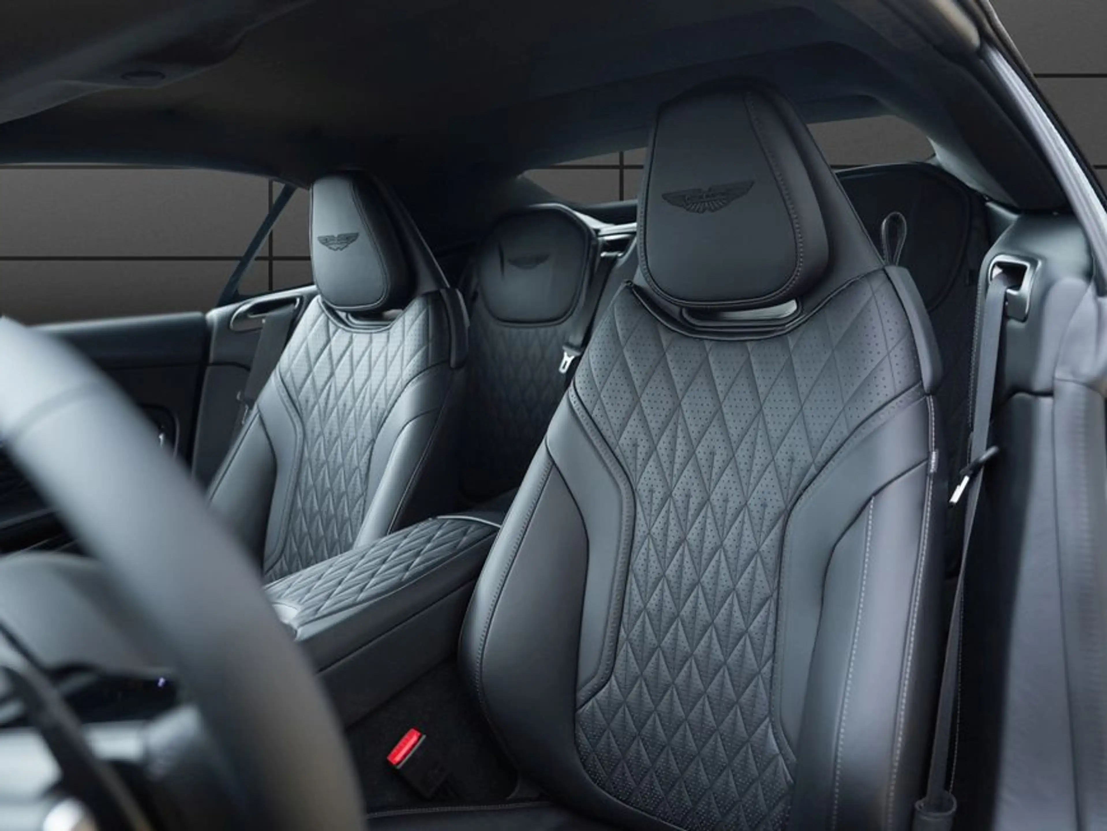 Aston Martin DB12 Volante — photo 11