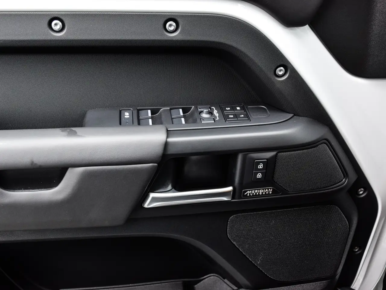 Land Rover Defender 2026 — фото 25