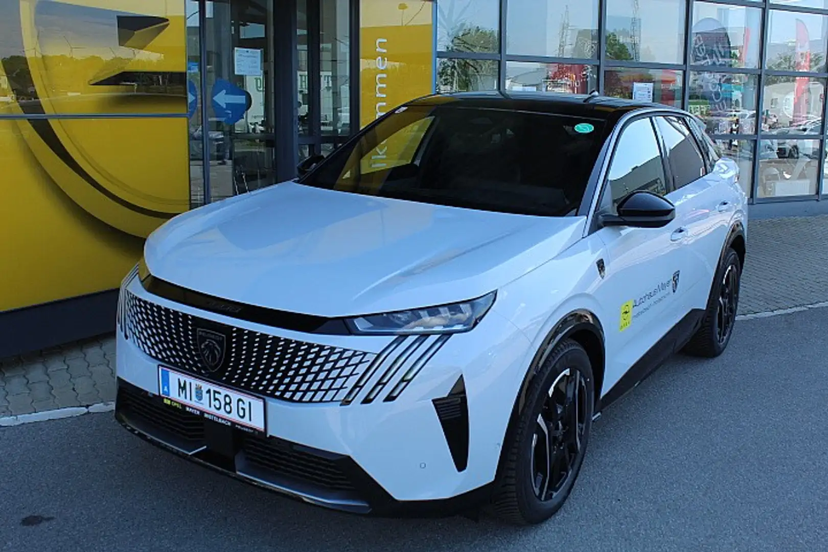 Peugeot 3008 Elektro 210 73kWh GT Weiß - 2