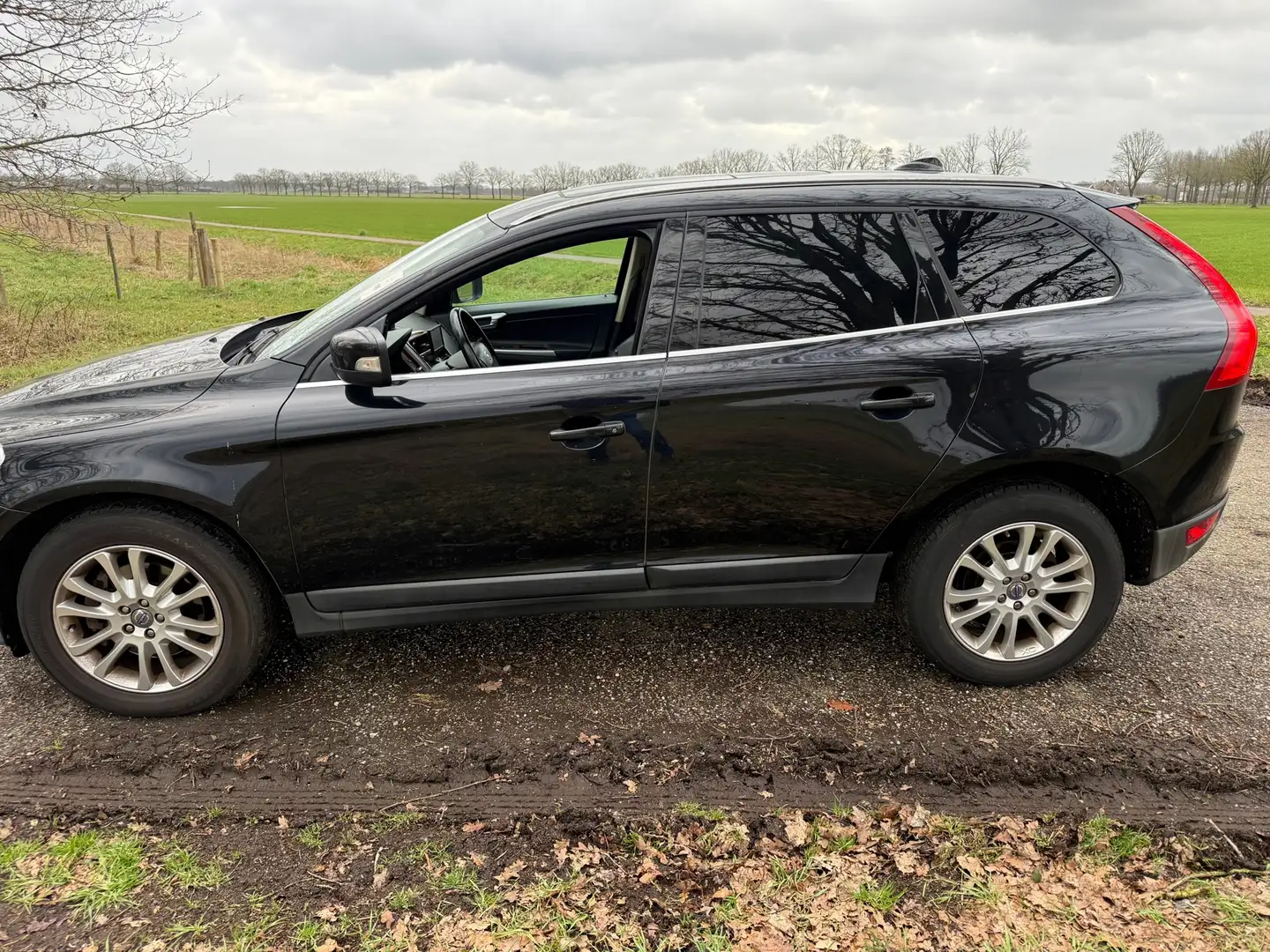 Volvo XC60 3.0 T6 AWD Momentum Schwarz - 2