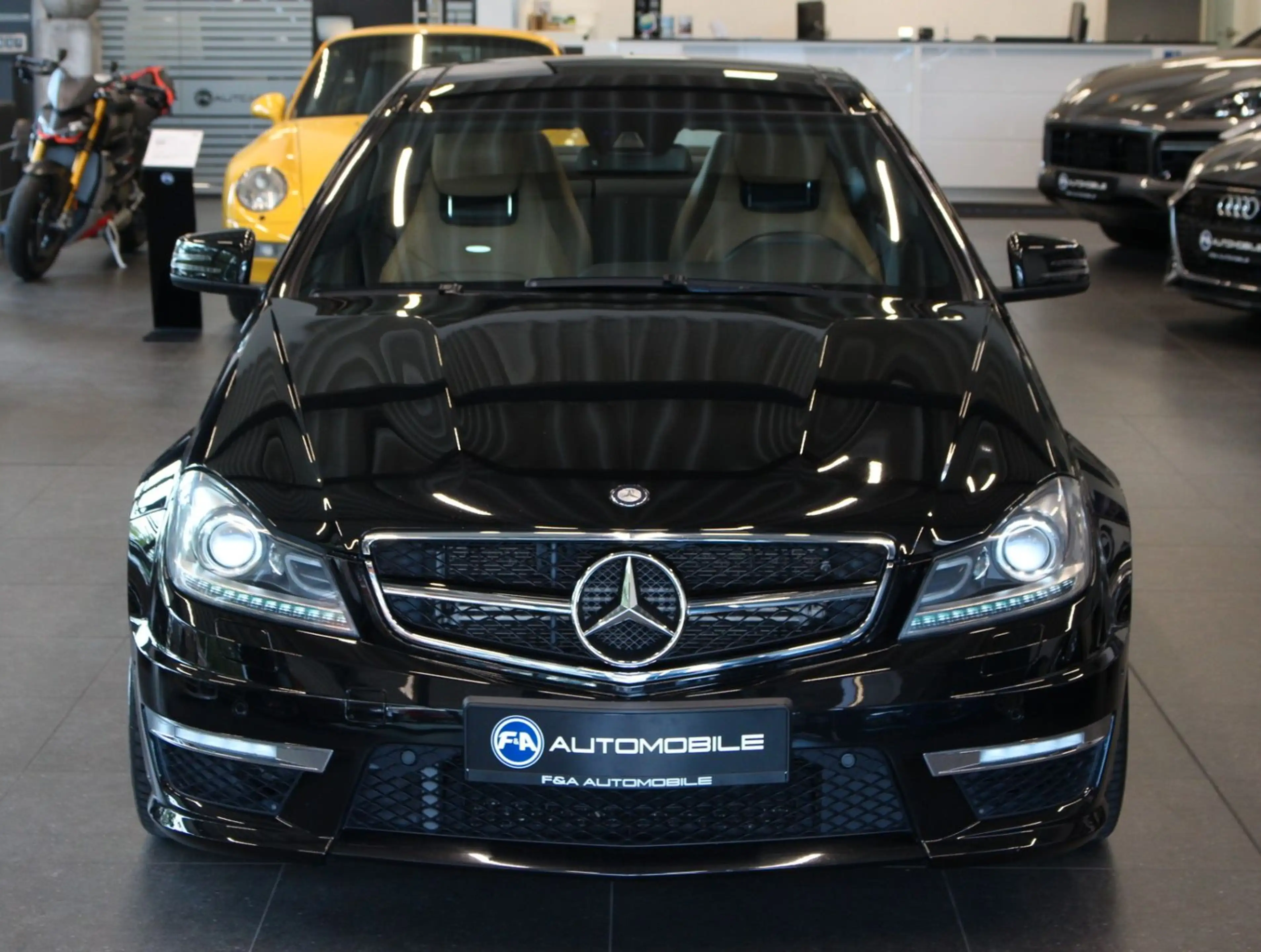 Mercedes-Benz C 63 AMG Coupé *1.Hand*Allewartungen bei MB — photo 3