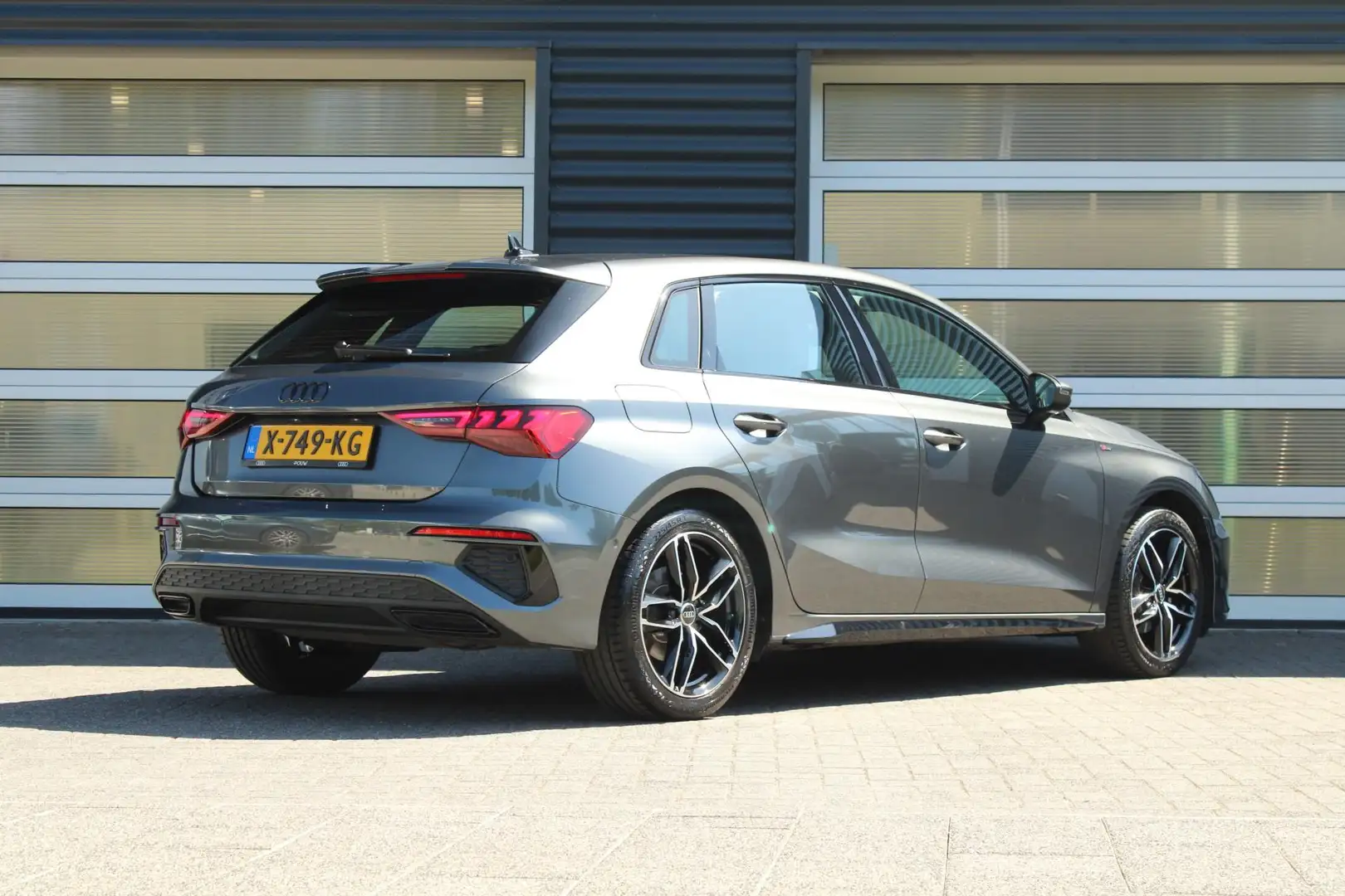 Audi A3 Sportback 30 TFSI 110pk S Edition | Parkeer Pakket Grijs - 2