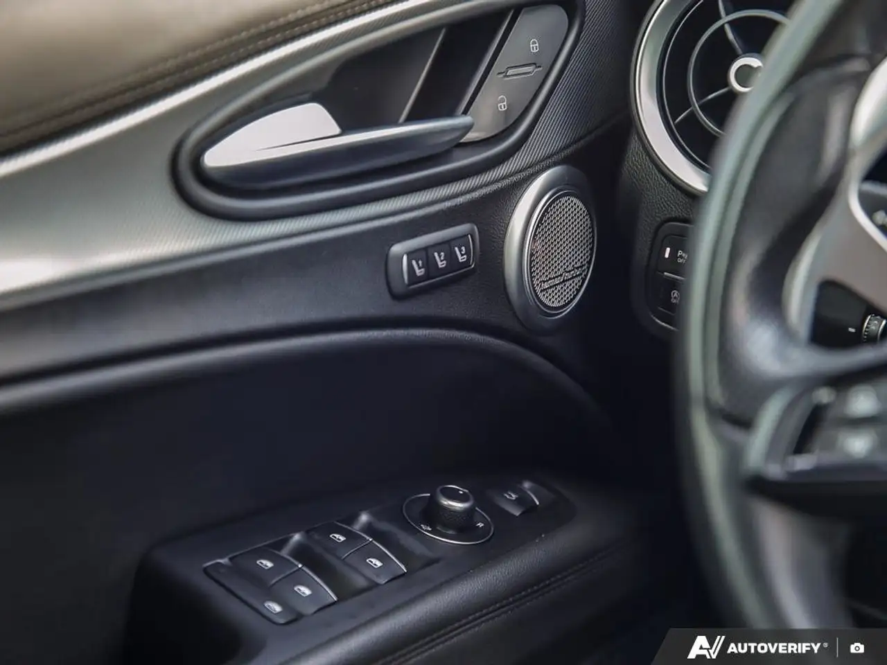Alfa Romeo Stelvio снимка Alfa Romeo Stelvio