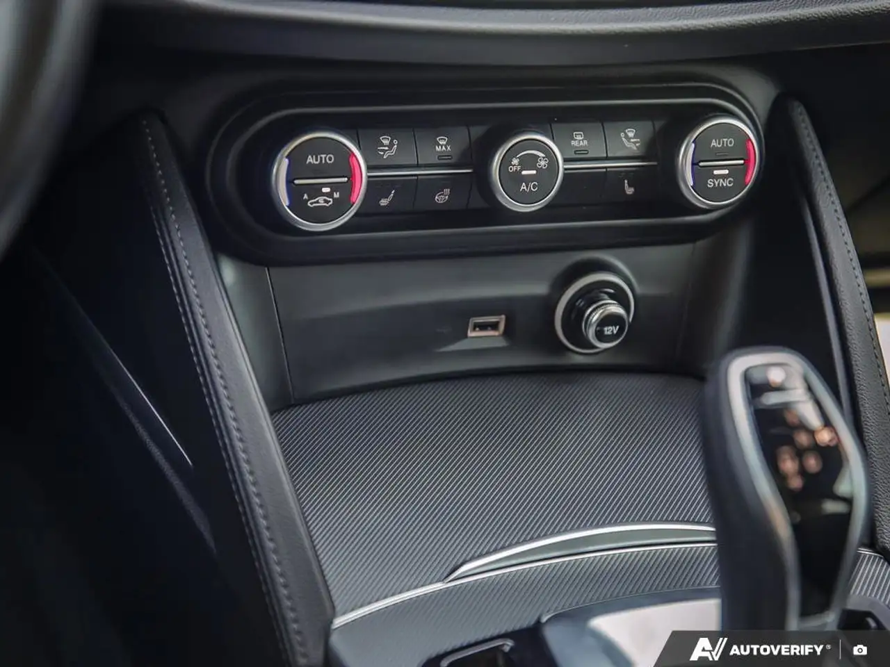 Alfa Romeo Stelvio снимка Alfa Romeo Stelvio