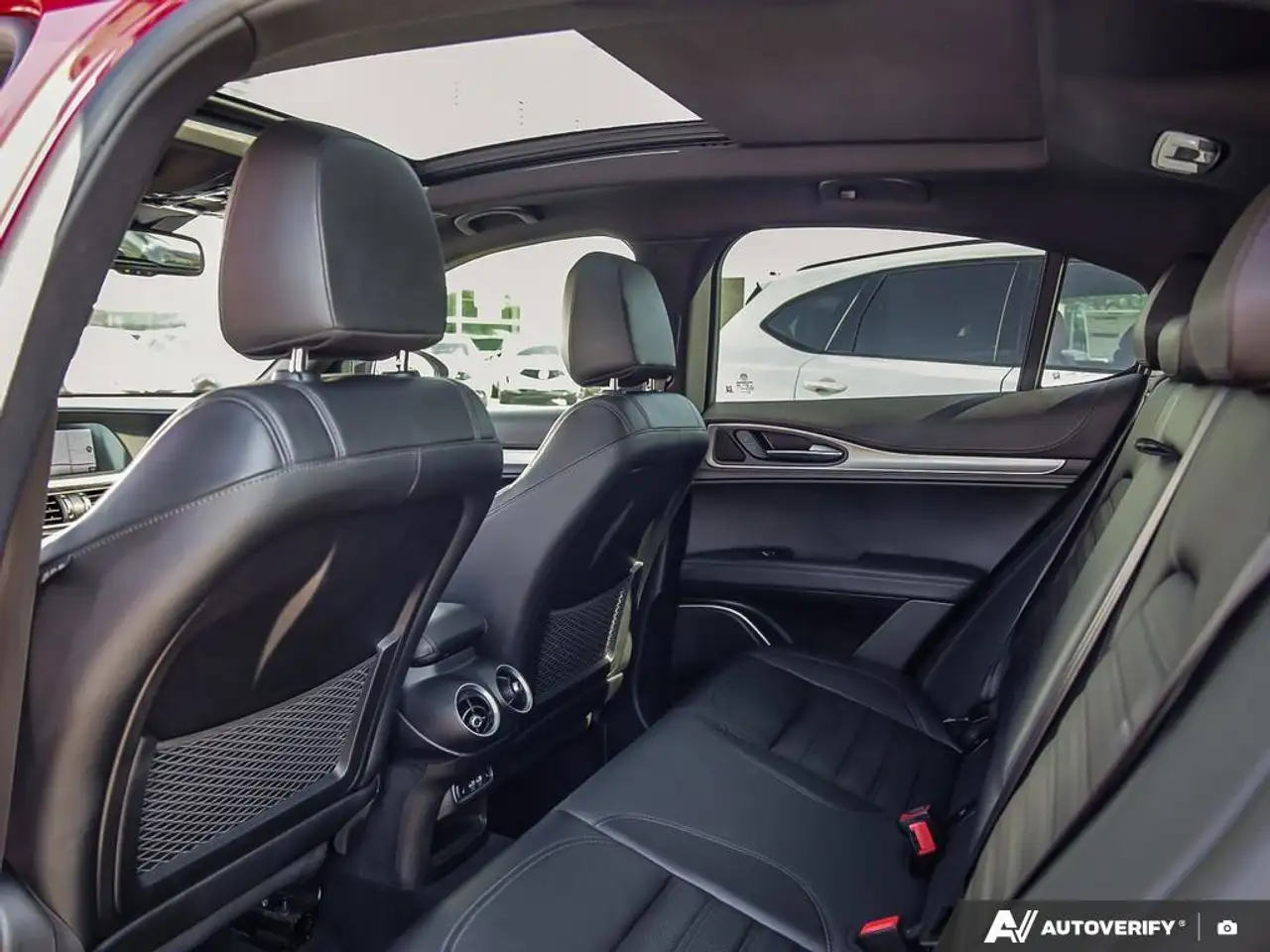 Alfa Romeo Stelvio снимка Alfa Romeo Stelvio