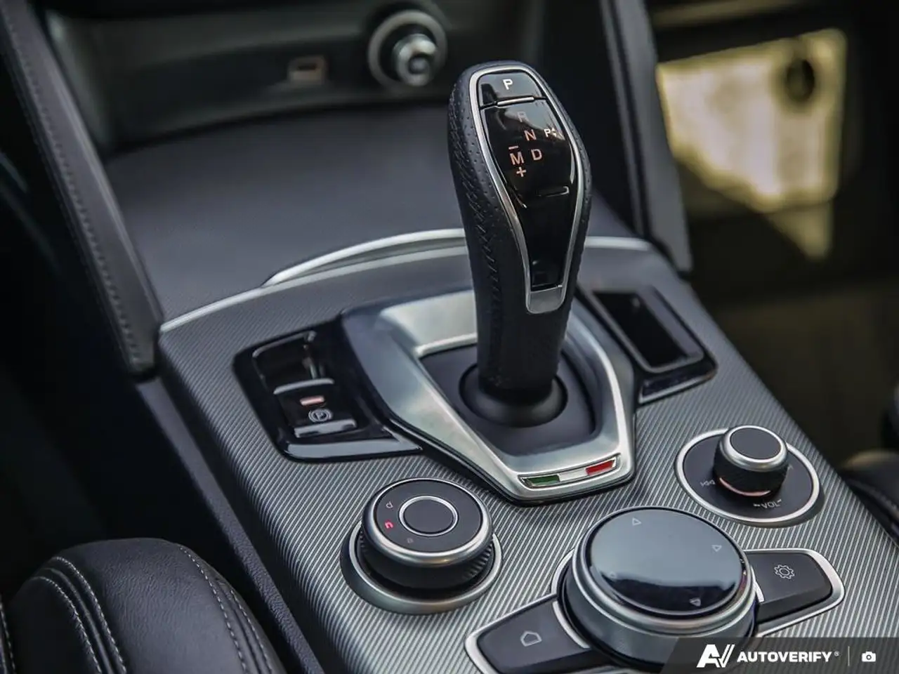 Alfa Romeo Stelvio снимка Alfa Romeo Stelvio