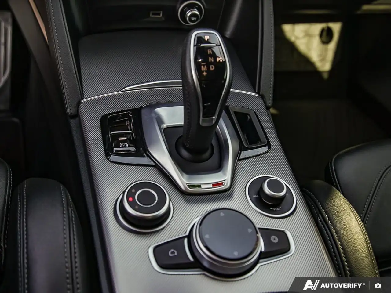 Alfa Romeo Stelvio снимка Alfa Romeo Stelvio