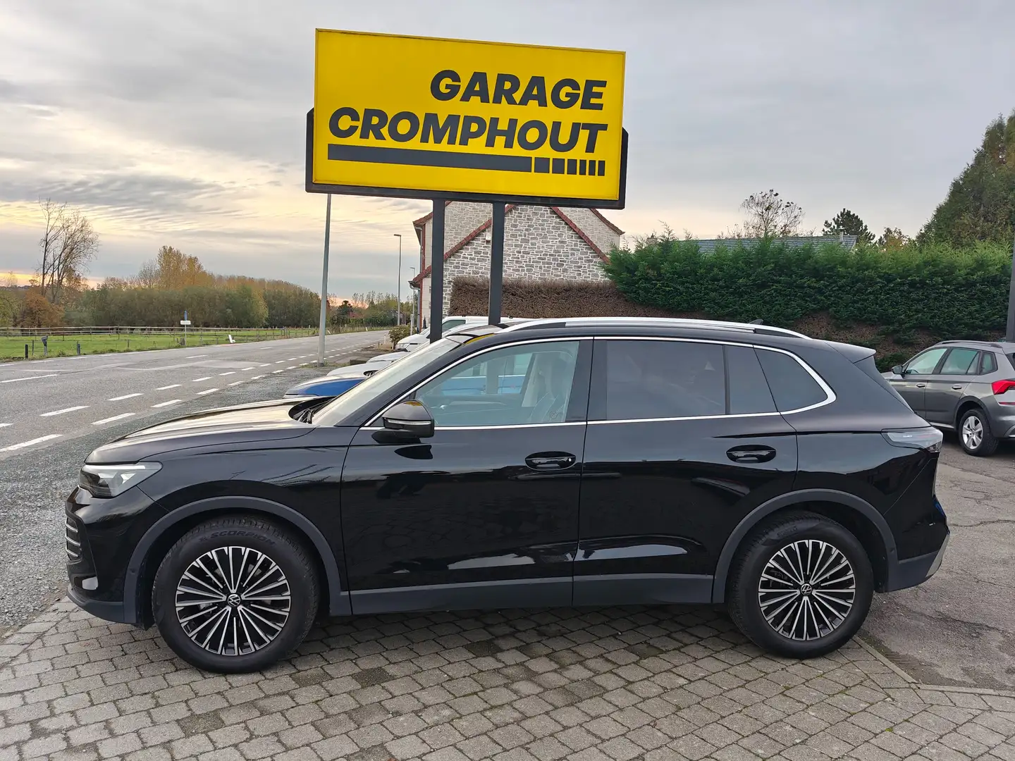 Volkswagen Tiguan Tiguan 1.5 eTSI OPF DSG Elegance 360° CAM Zwart - 1