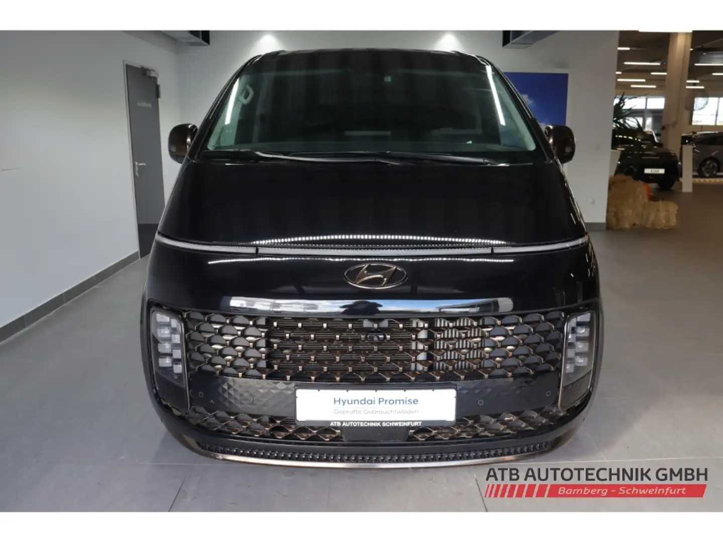 Hyundai STARIA Signature 7-Sitzer 2.2 CRDi 4WD AHK El. Panodach Zwart - 2
