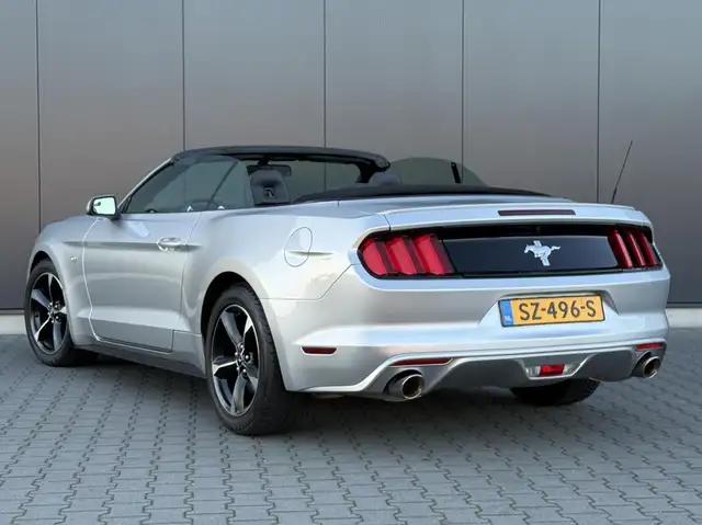 Ford Mustang view 3