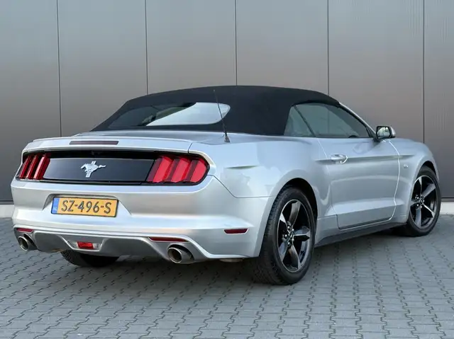 Ford Mustang view 4
