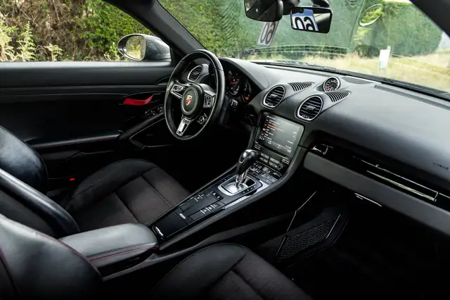 Porsche 718 Cayman view 16