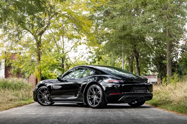 Porsche 718 Cayman view 23