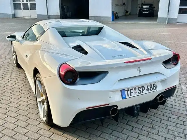 Ferrari 488 view 4