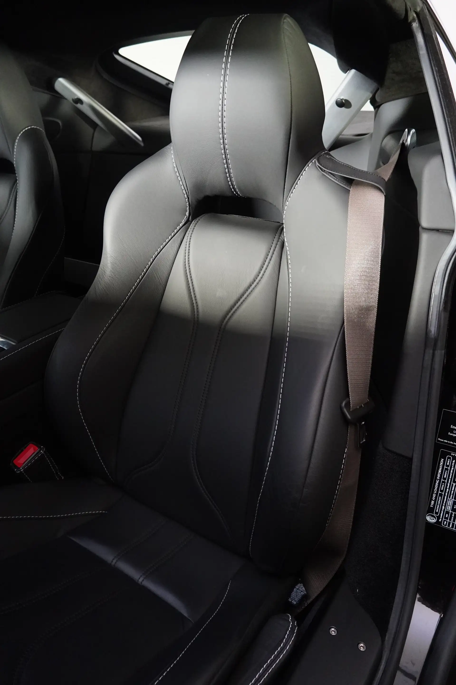Aston Martin Vantage V12 Vantage — photo 14