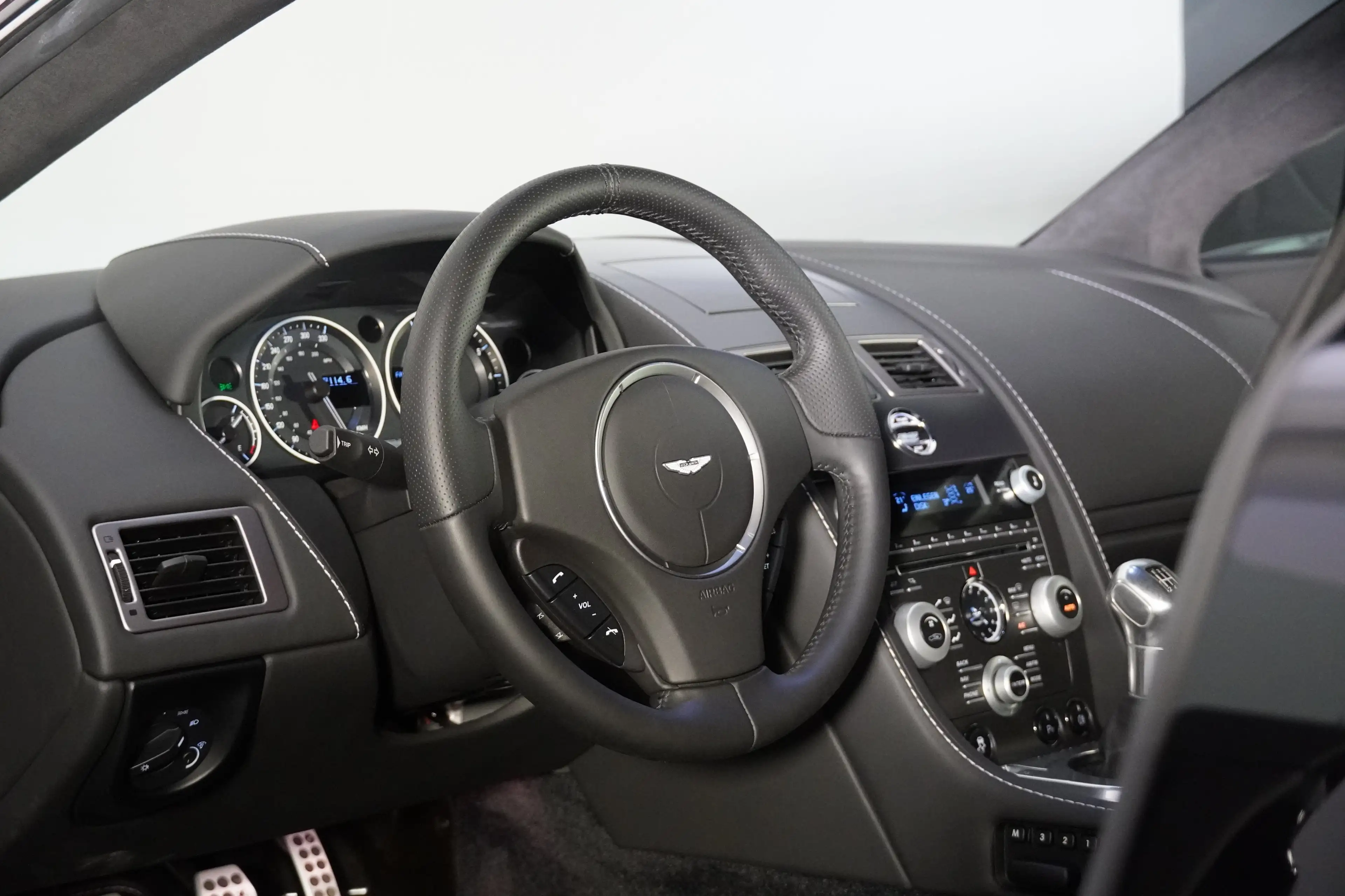 Aston Martin Vantage V12 Vantage — photo 13