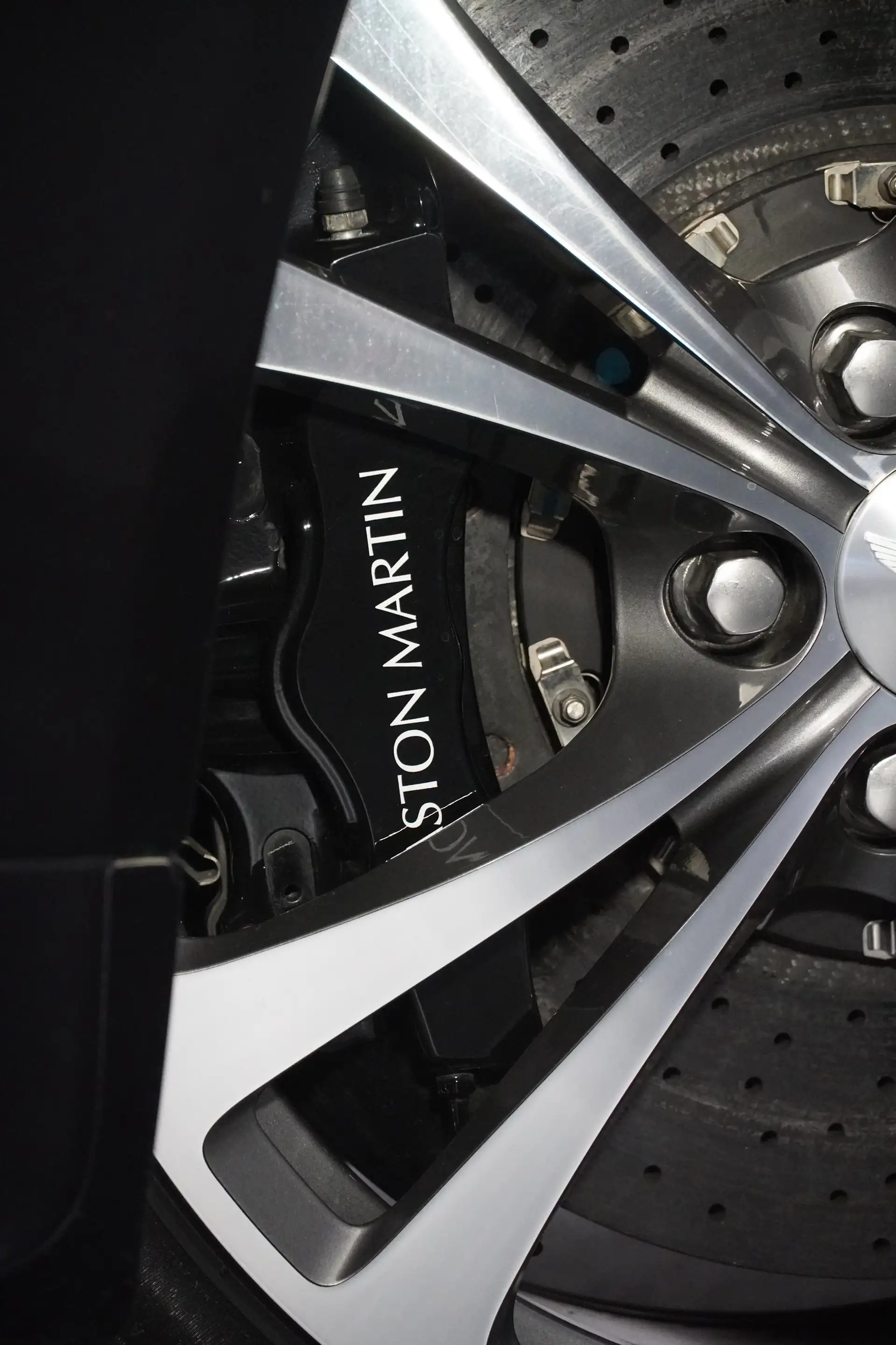 Aston Martin Vantage V12 Vantage — photo 7