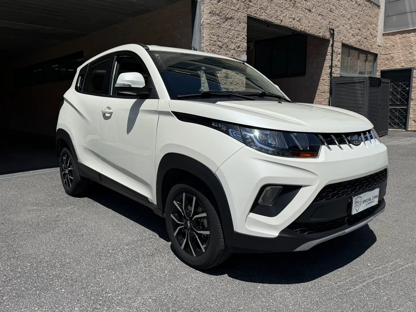 Mahindra KUV100 1.2 K8 m-Bifuel GPL Weiß - 2