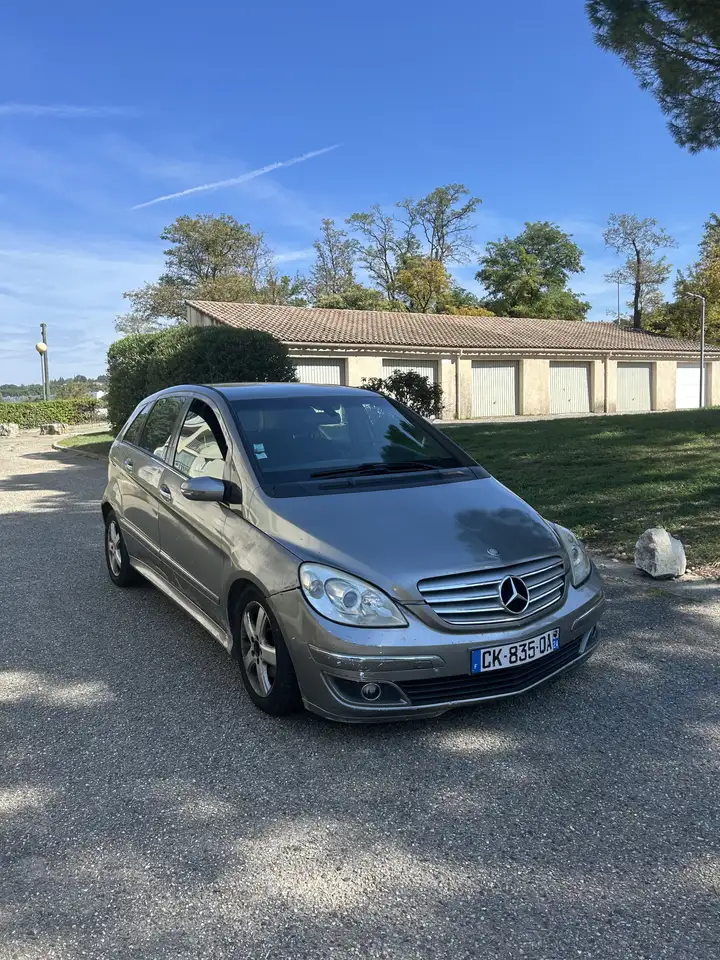 Mercedes-Benz B 180