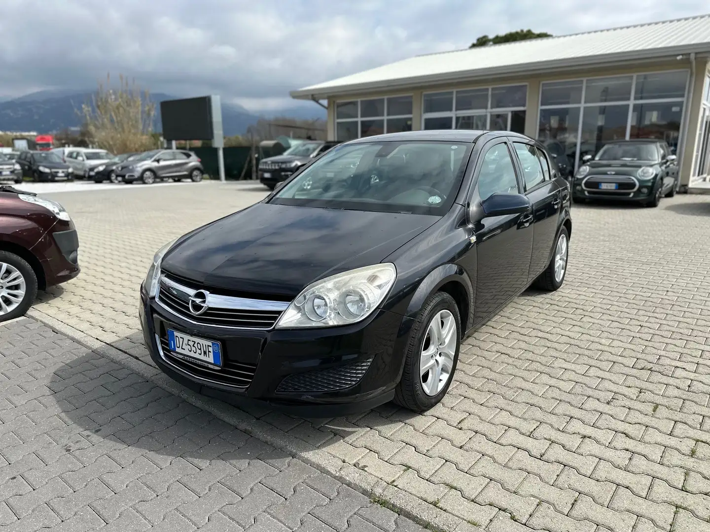 Opel Astra Astra 5p 1.4 Enjoy Gpl-tech Zwart - 1