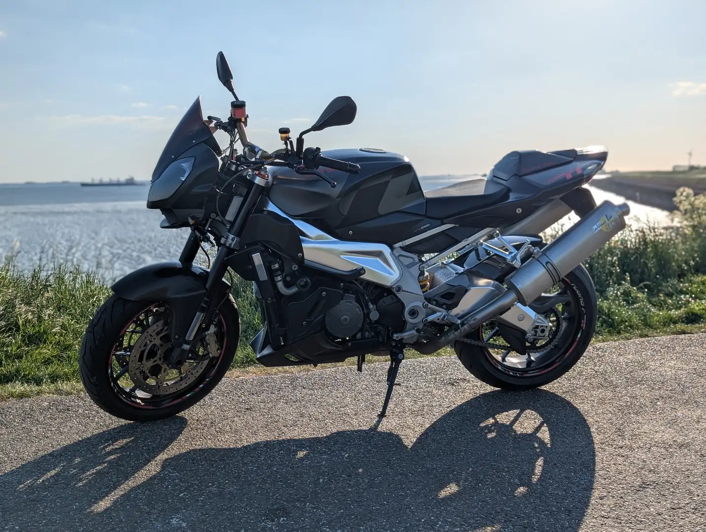 Aprilia Tuono 1000 R V2 Schwarz - 1