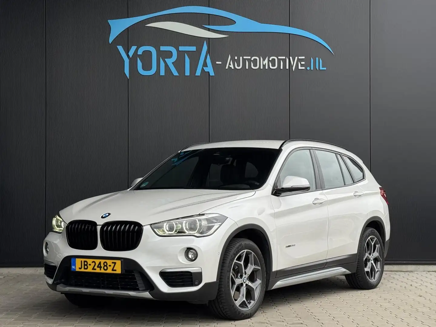 BMW X1 xDrive25i High Executive AUTOMAAT*NL AUTO*DEALERON Wit - 1