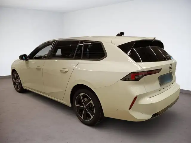 Opel Astra view 4