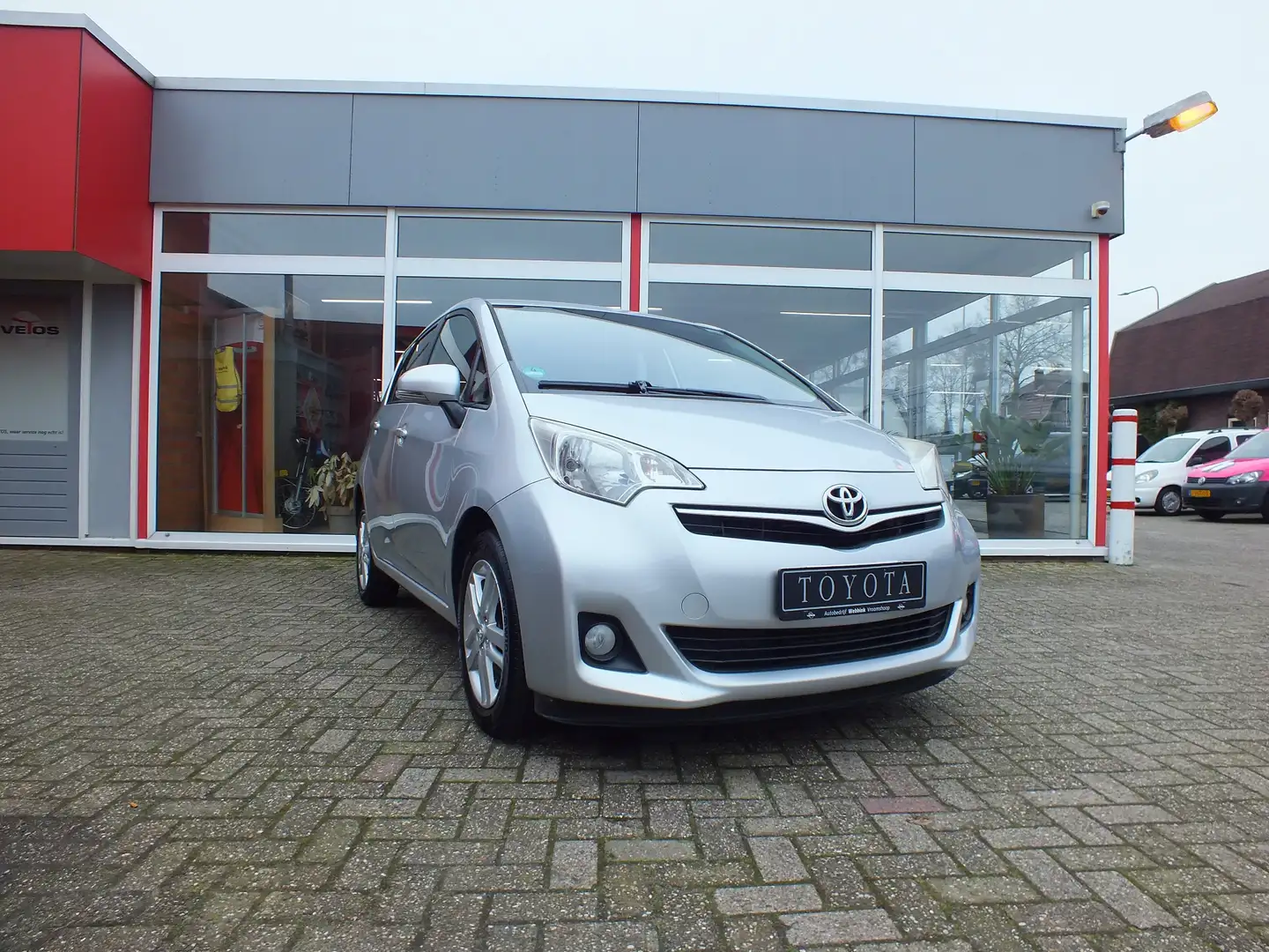 Toyota Verso-S Dynamic Argent - 1