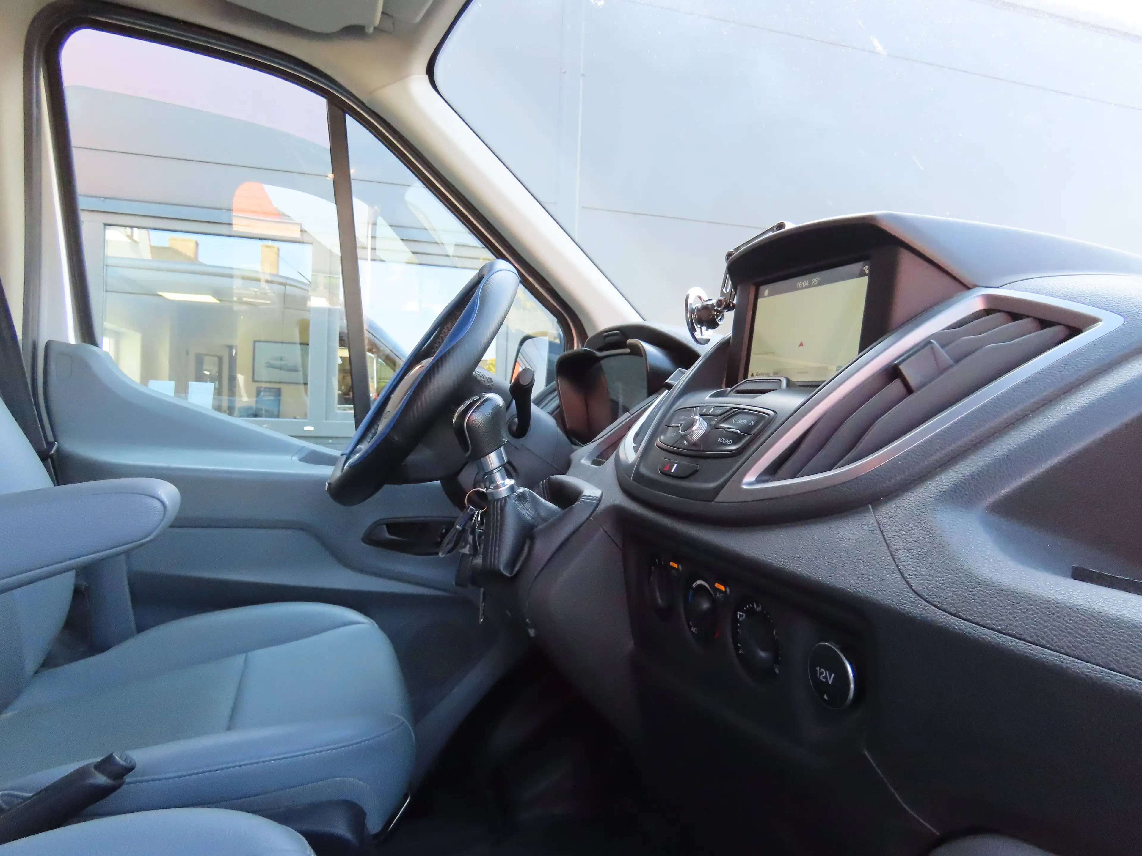 Ford Transit 2.0 TDCi L2H2 RWD Trend — photo 11
