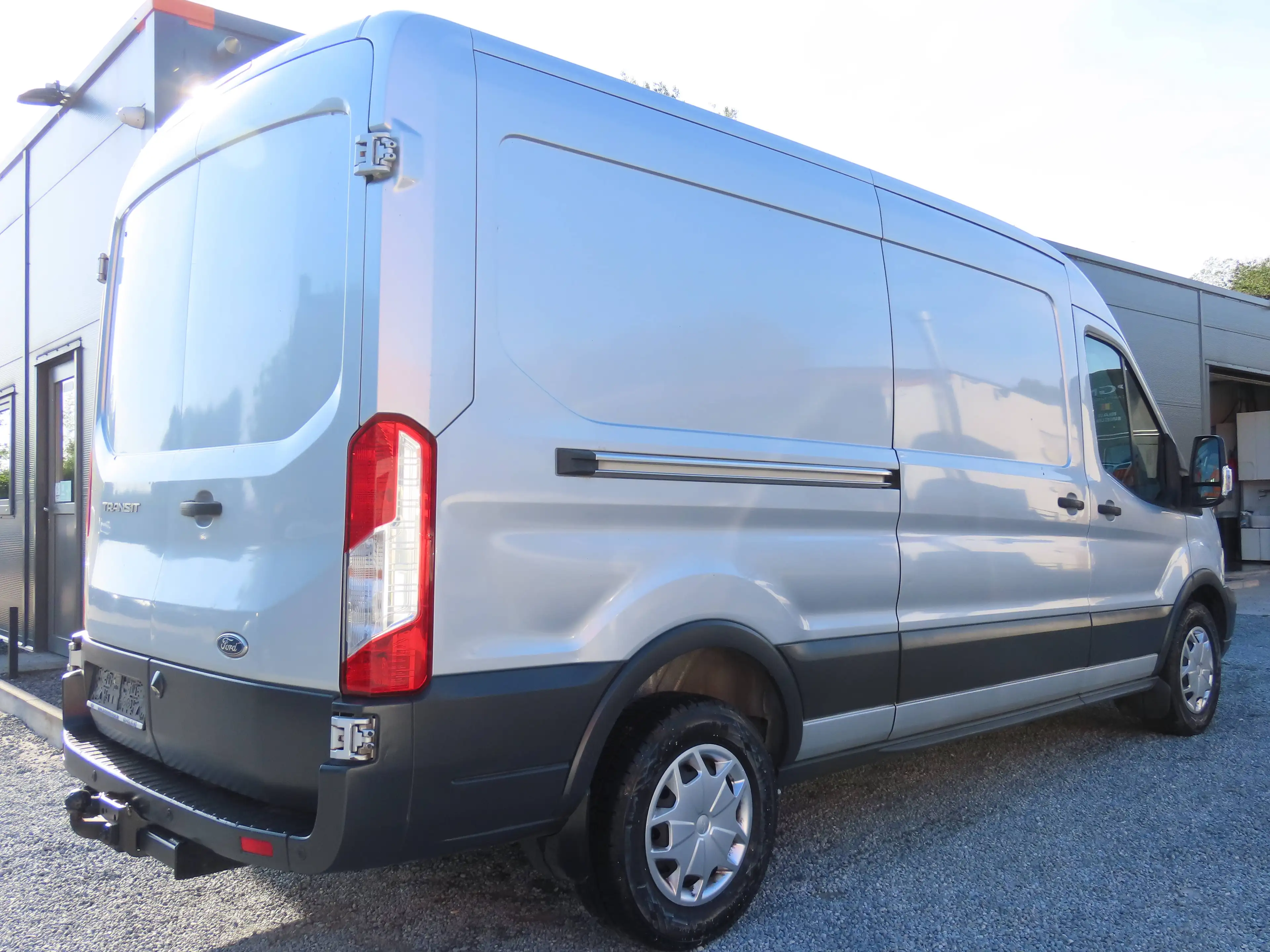 Ford Transit 2.0 TDCi L2H2 RWD Trend — photo 3