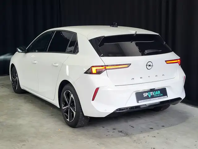 Opel Astra view 3