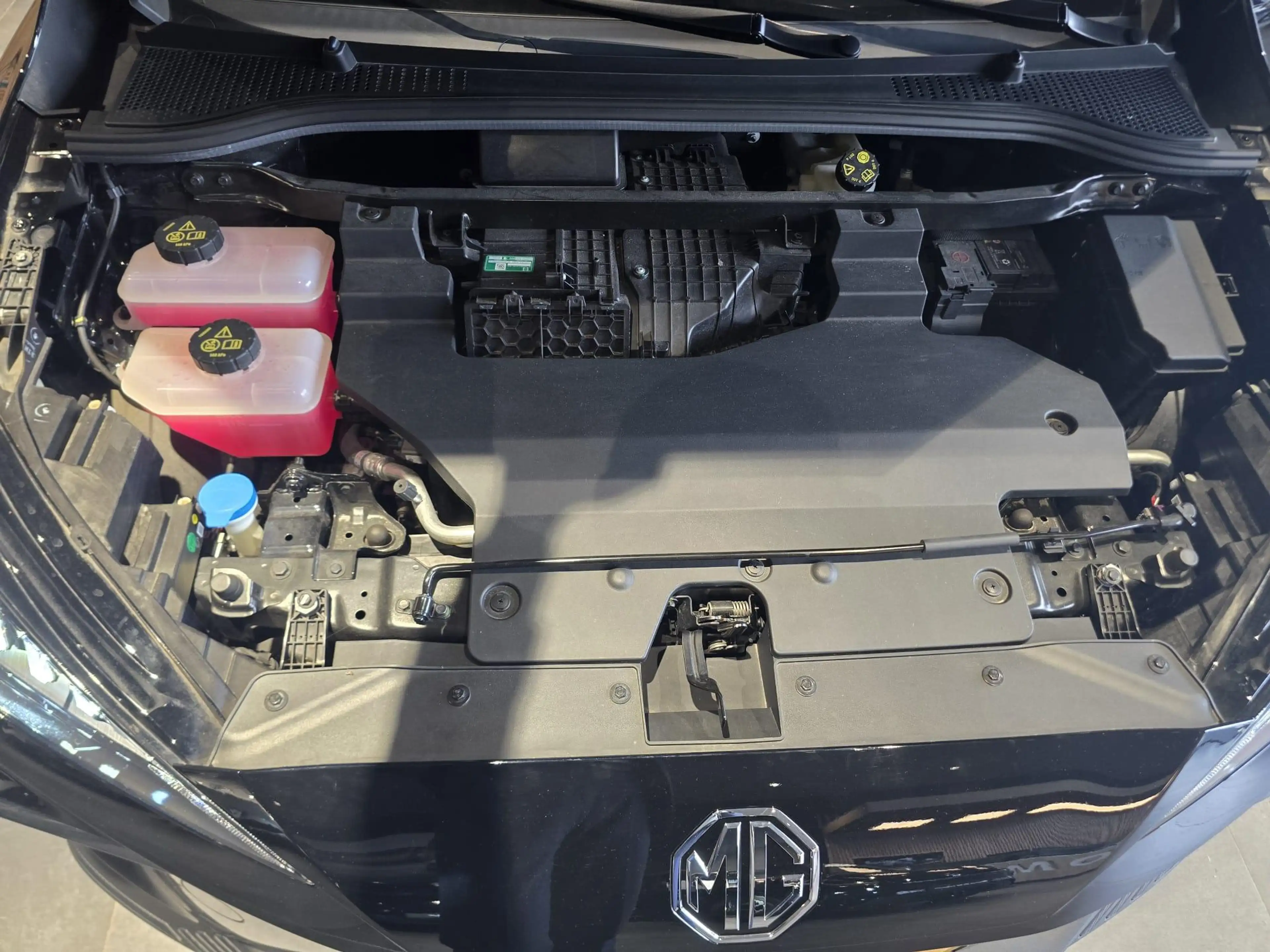 MG MG4 Electric Luxury 64 kWh — photo 3