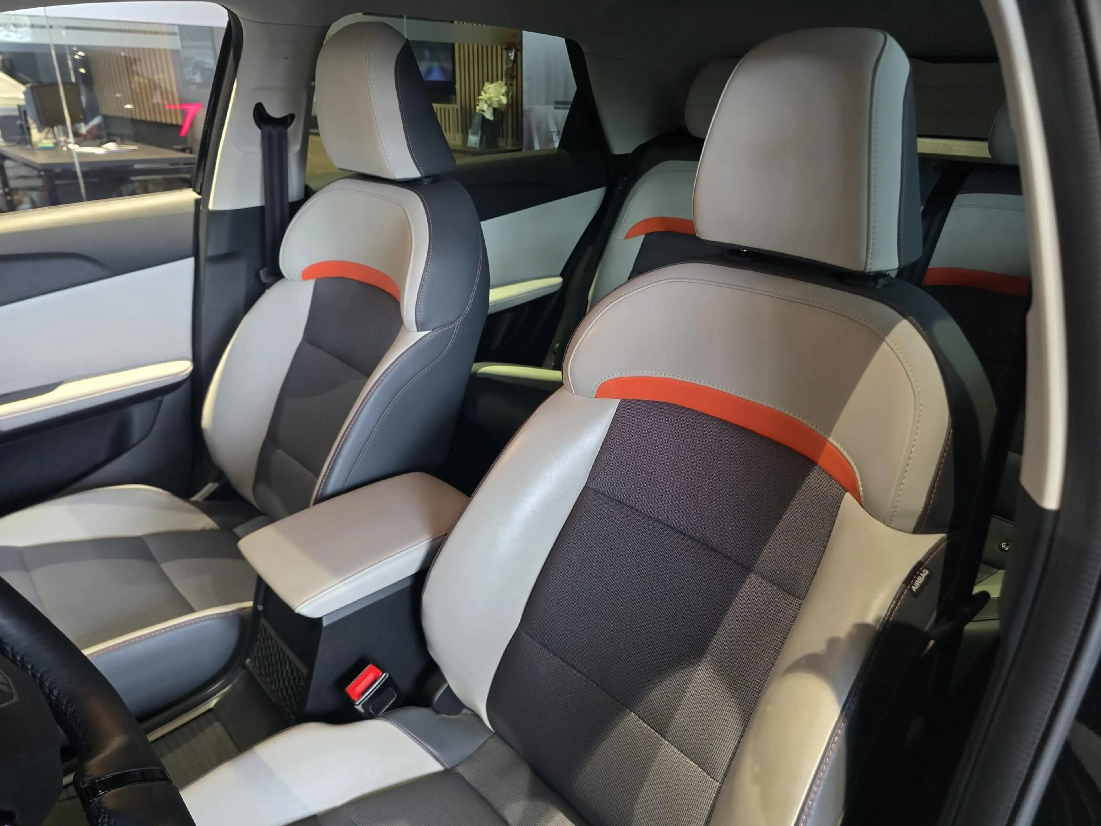 MG MG4 Electric Luxury 64 kWh — photo 6