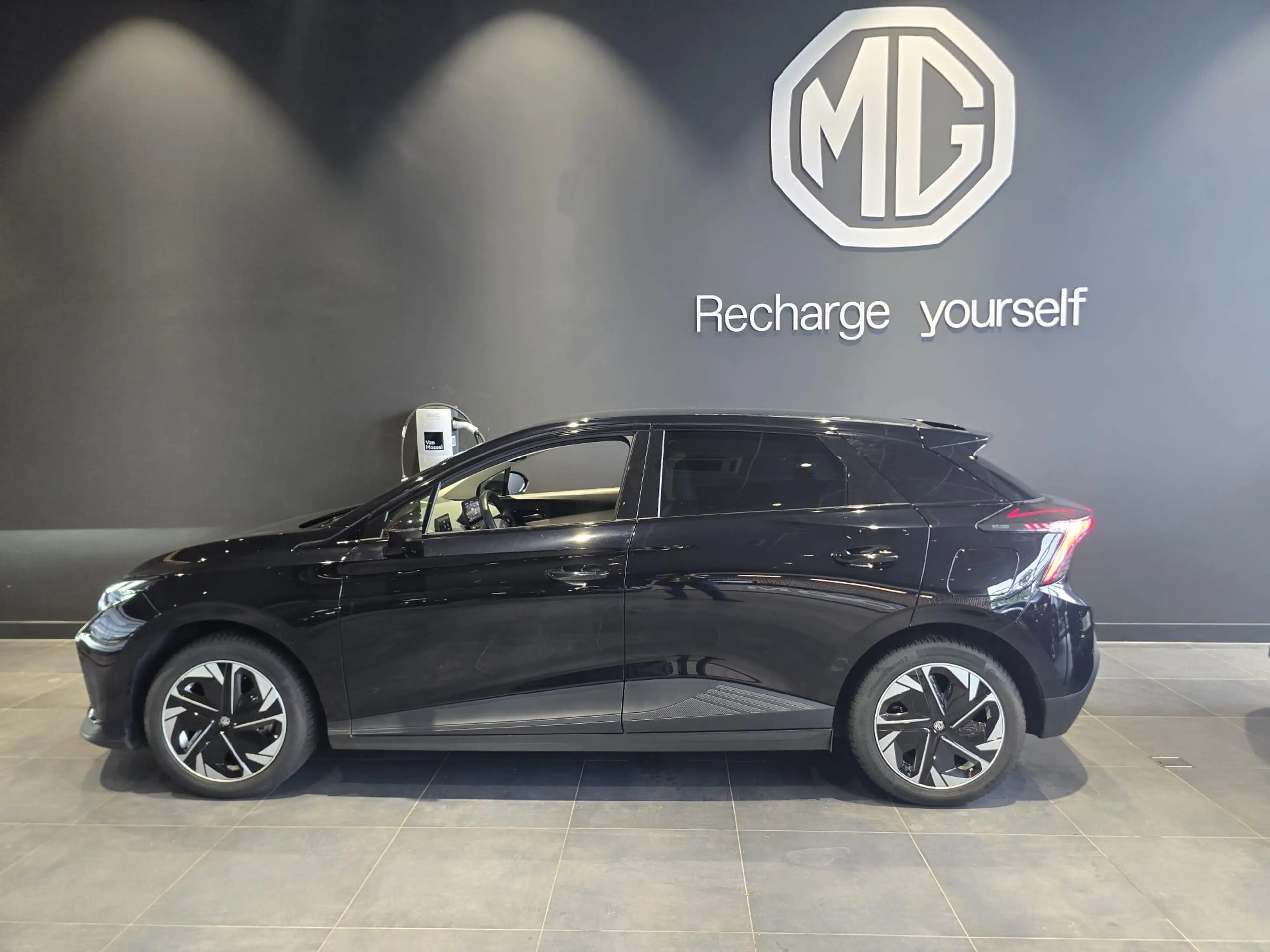 MG MG4 Electric Luxury 64 kWh — photo 7