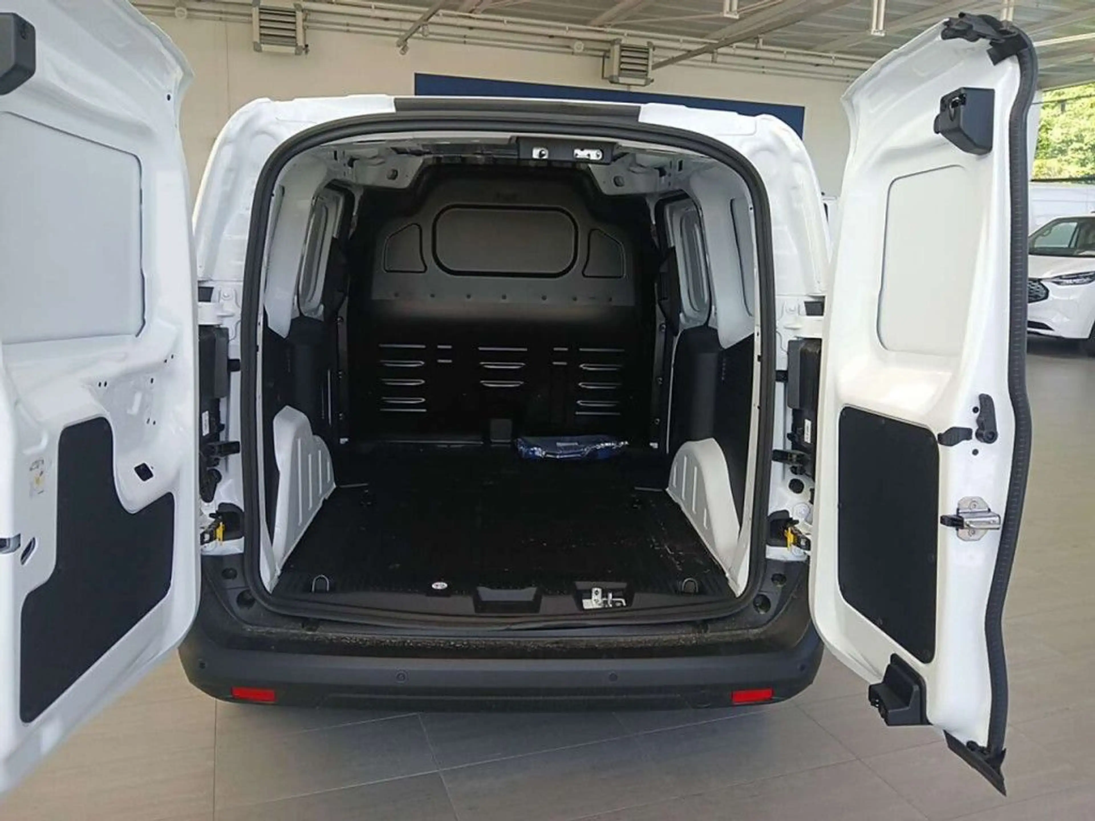 Ford Transit Courier Trend Elektro 136 PS — photo 9