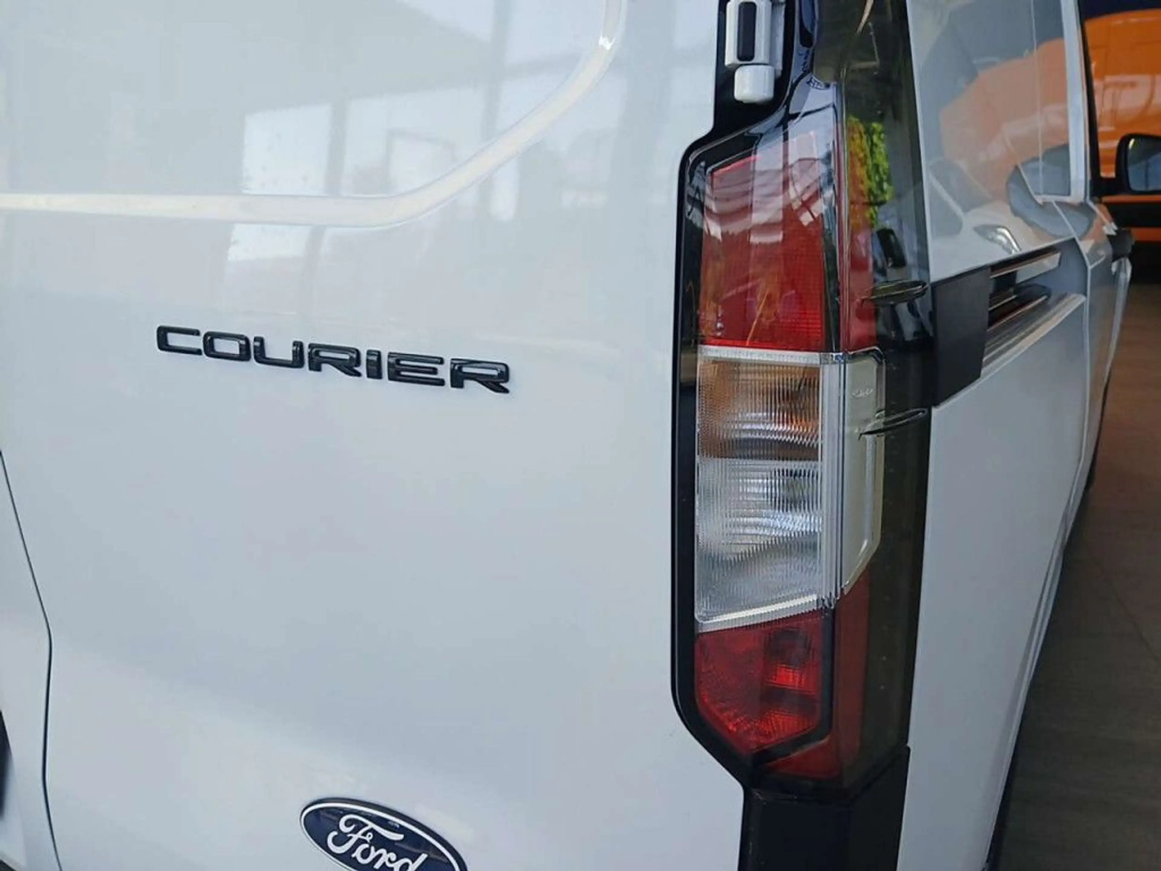 Ford Transit Courier Trend Elektro 136 PS — photo 10