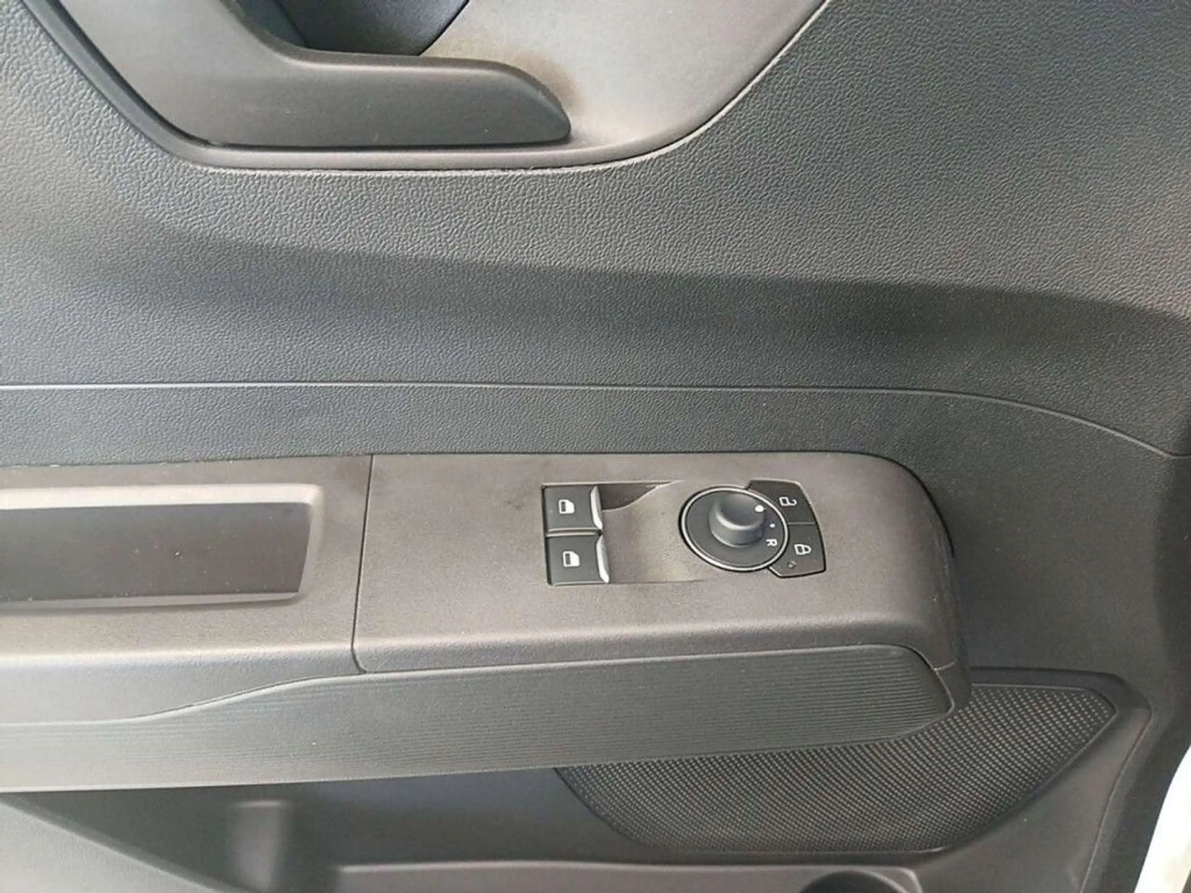 Ford Transit Courier Trend Elektro 136 PS — photo 12