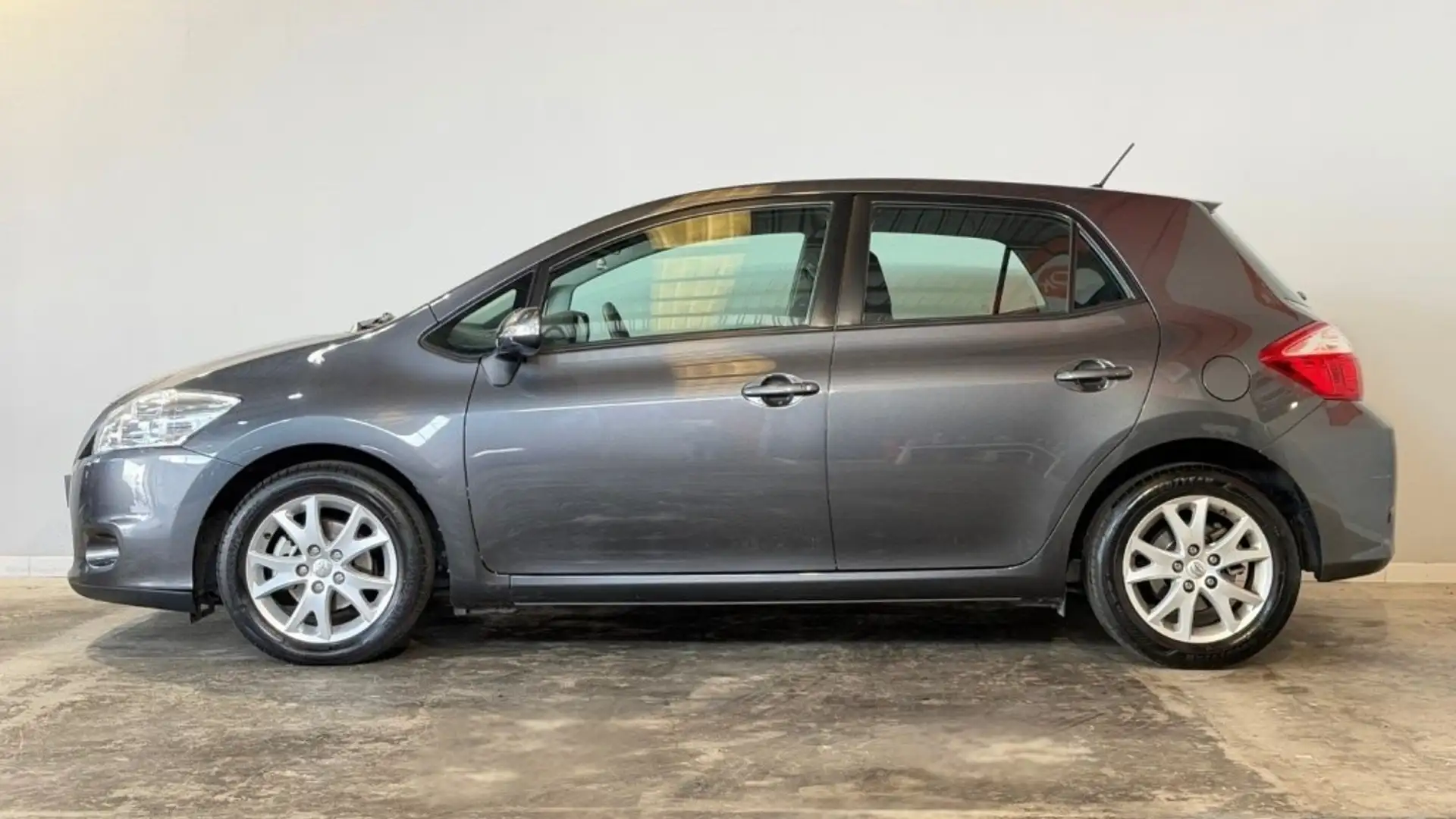Toyota Auris 130 Active Grau - 2