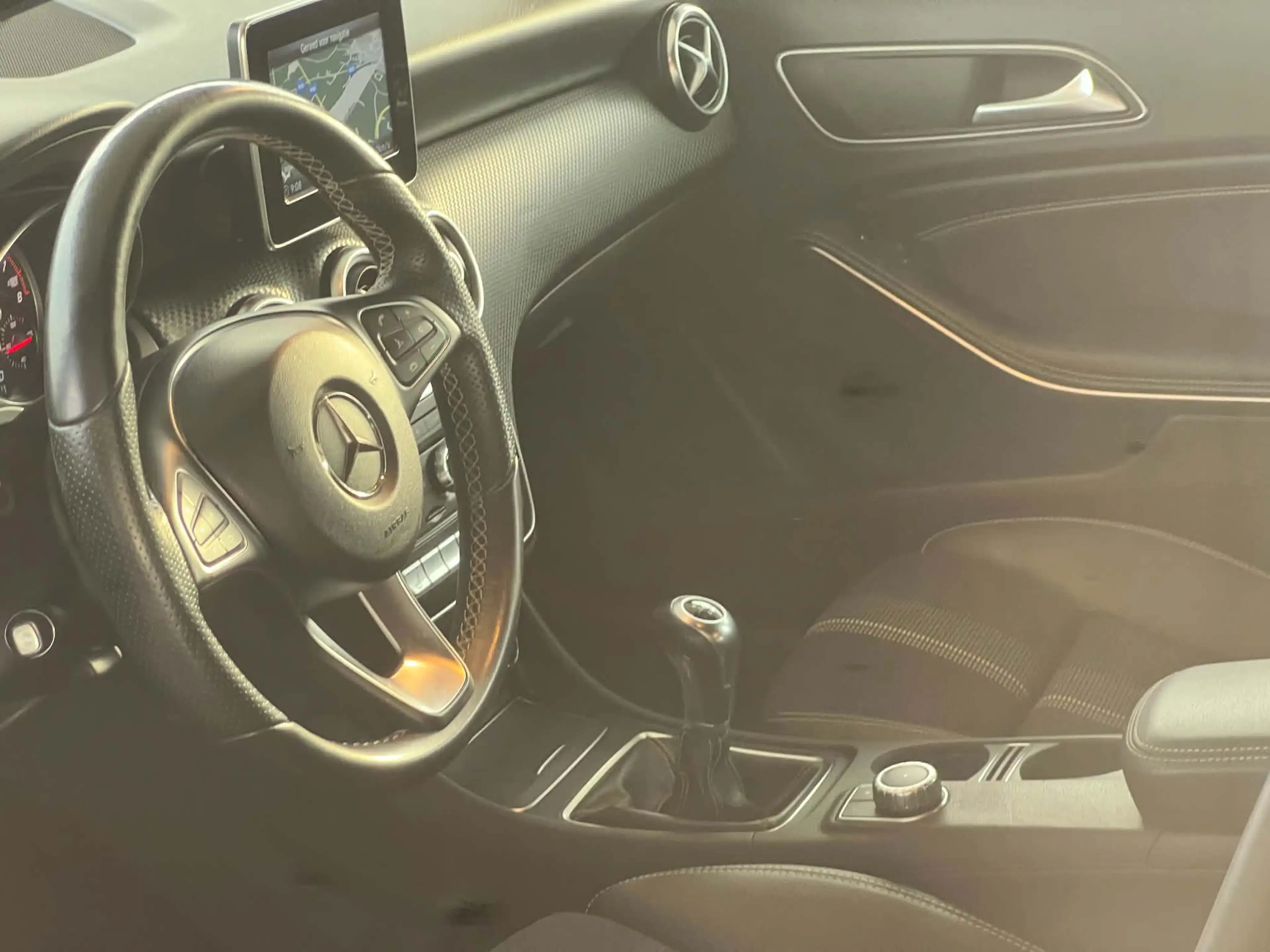 Mercedes-Benz A 180 urban handgeschakeld 2018 verwarmde zetels vooraan GPS PTS — photo 4