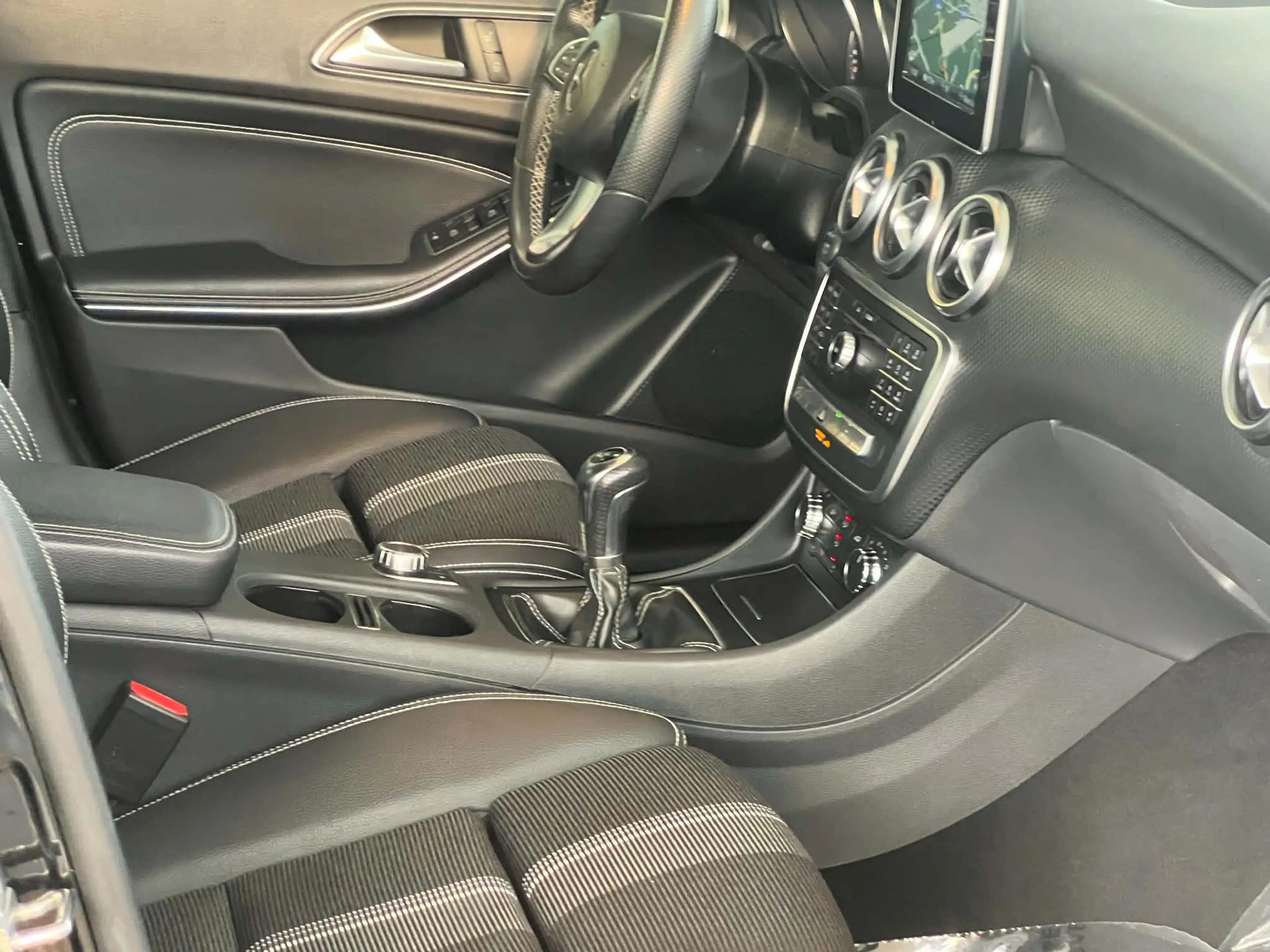 Mercedes-Benz A 180 urban handgeschakeld 2018 verwarmde zetels vooraan GPS PTS — photo 8