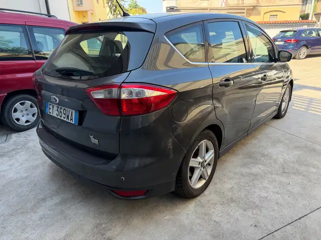 Ford C-Max view 3