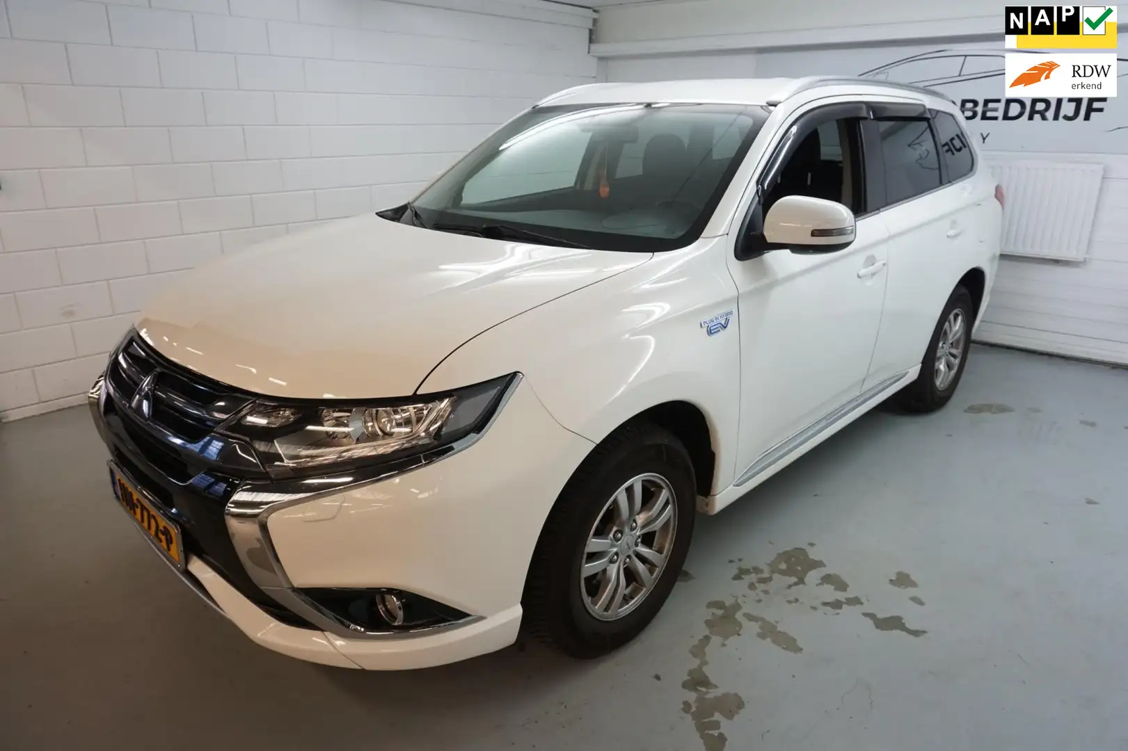 Mitsubishi Outlander 2.0 PHEV Business Edition / NAVI / NAP / CAMERA Wit - 1