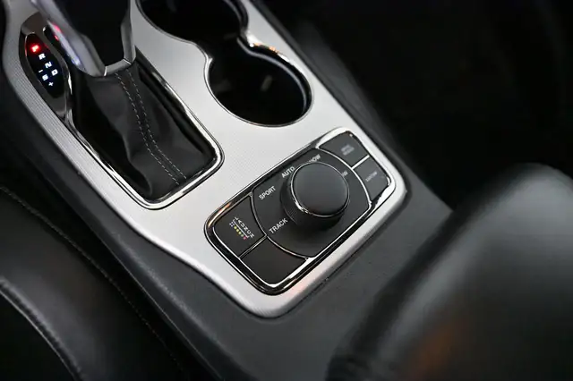 Jeep Grand Cherokee view 28