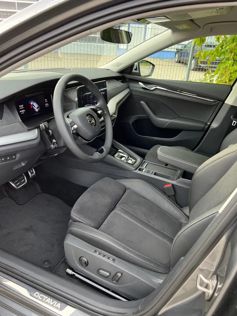 Skoda Octavia Octavia Combi 2.0 TDI DSG 4x4 Scout Grau - 2