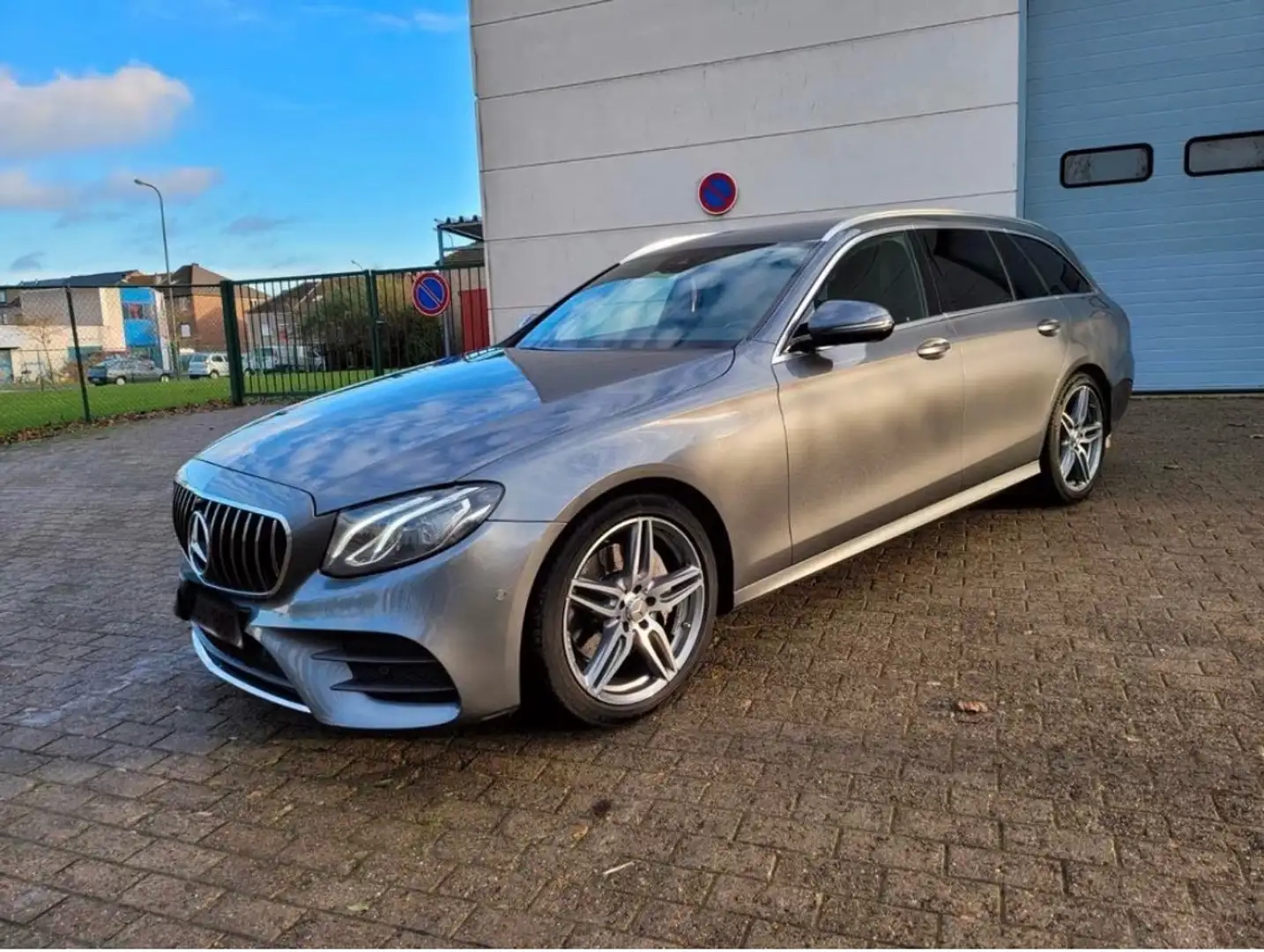 Mercedes-Benz E 220 E 220 d T 9G-TRONIC AMG Line Grijs - 2